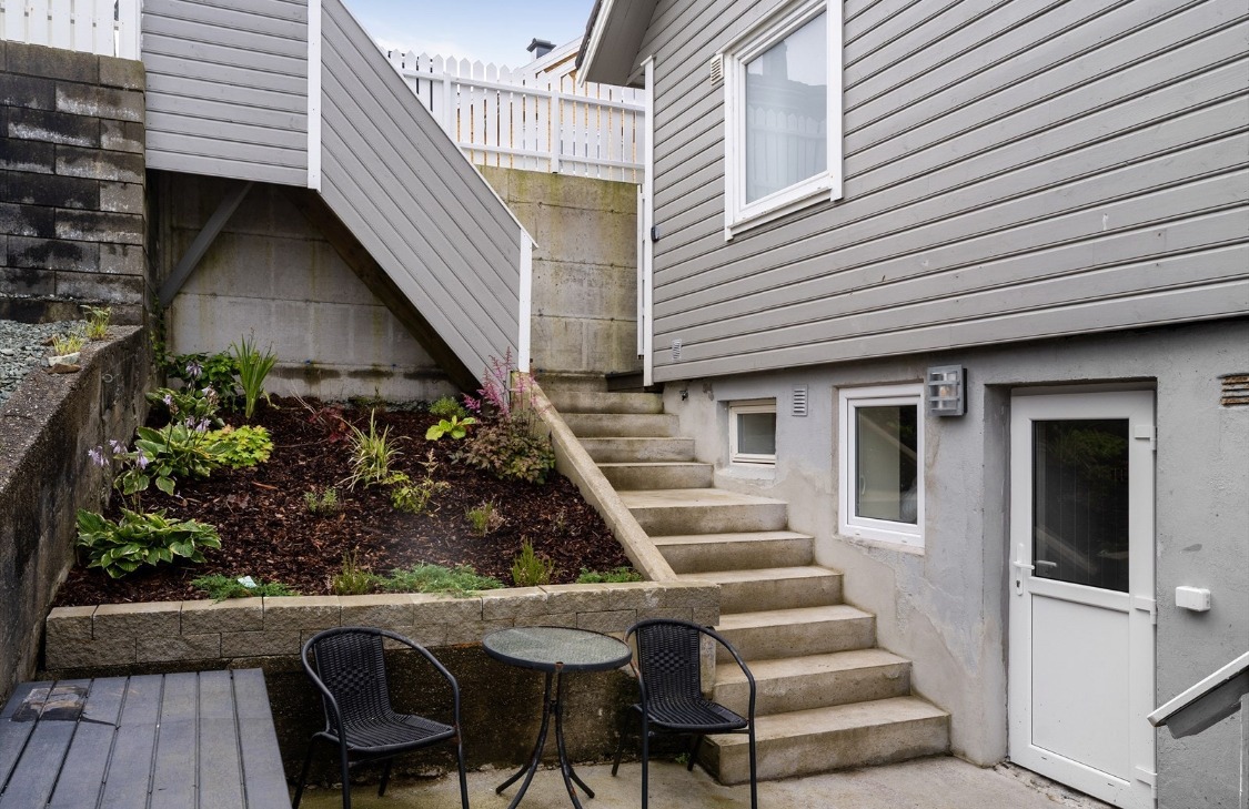 Egen nedgang til leilighet, helt adskilt fra hovedhus