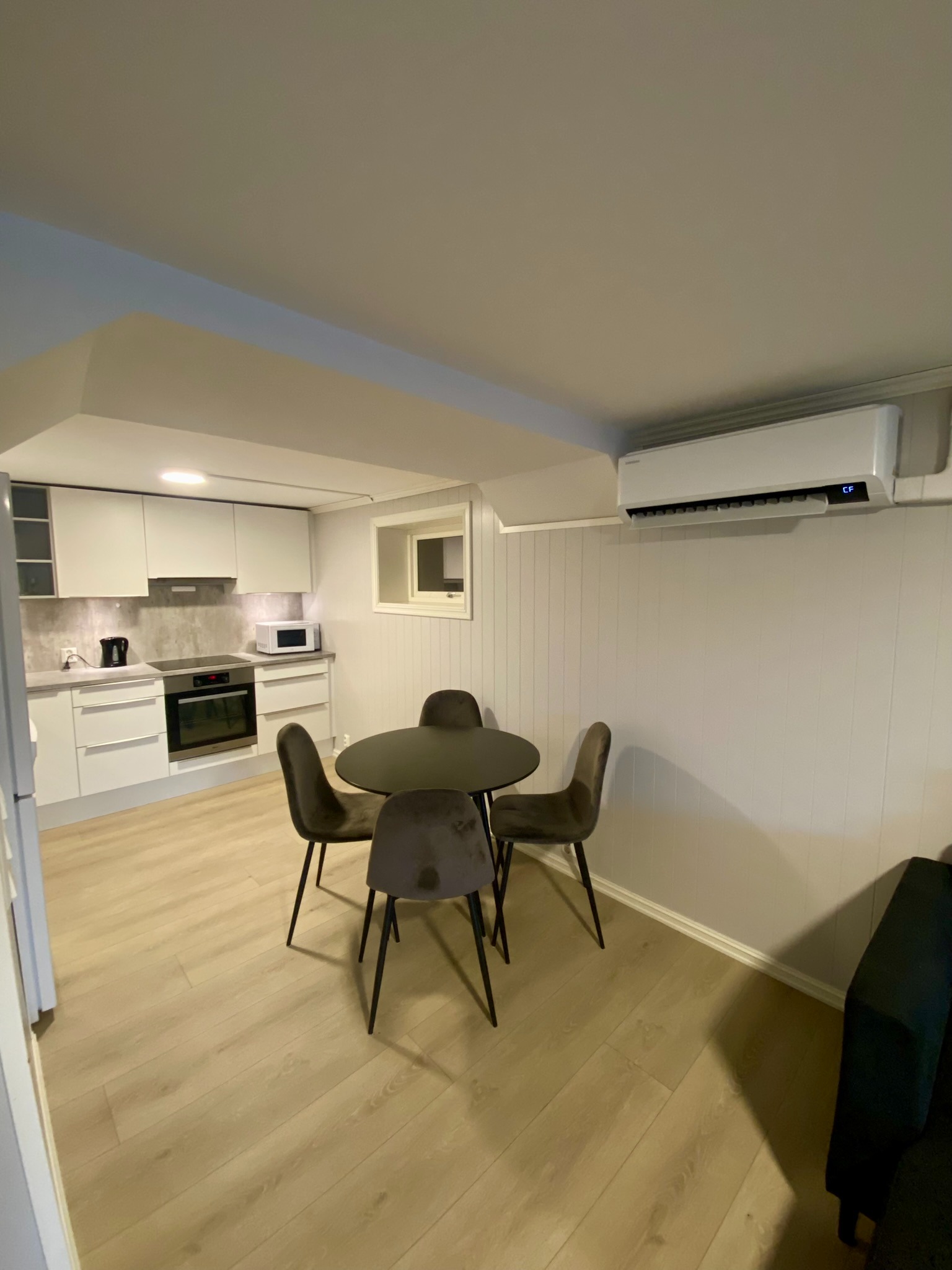 Varmepumpe midt mellom kjøkken og stue