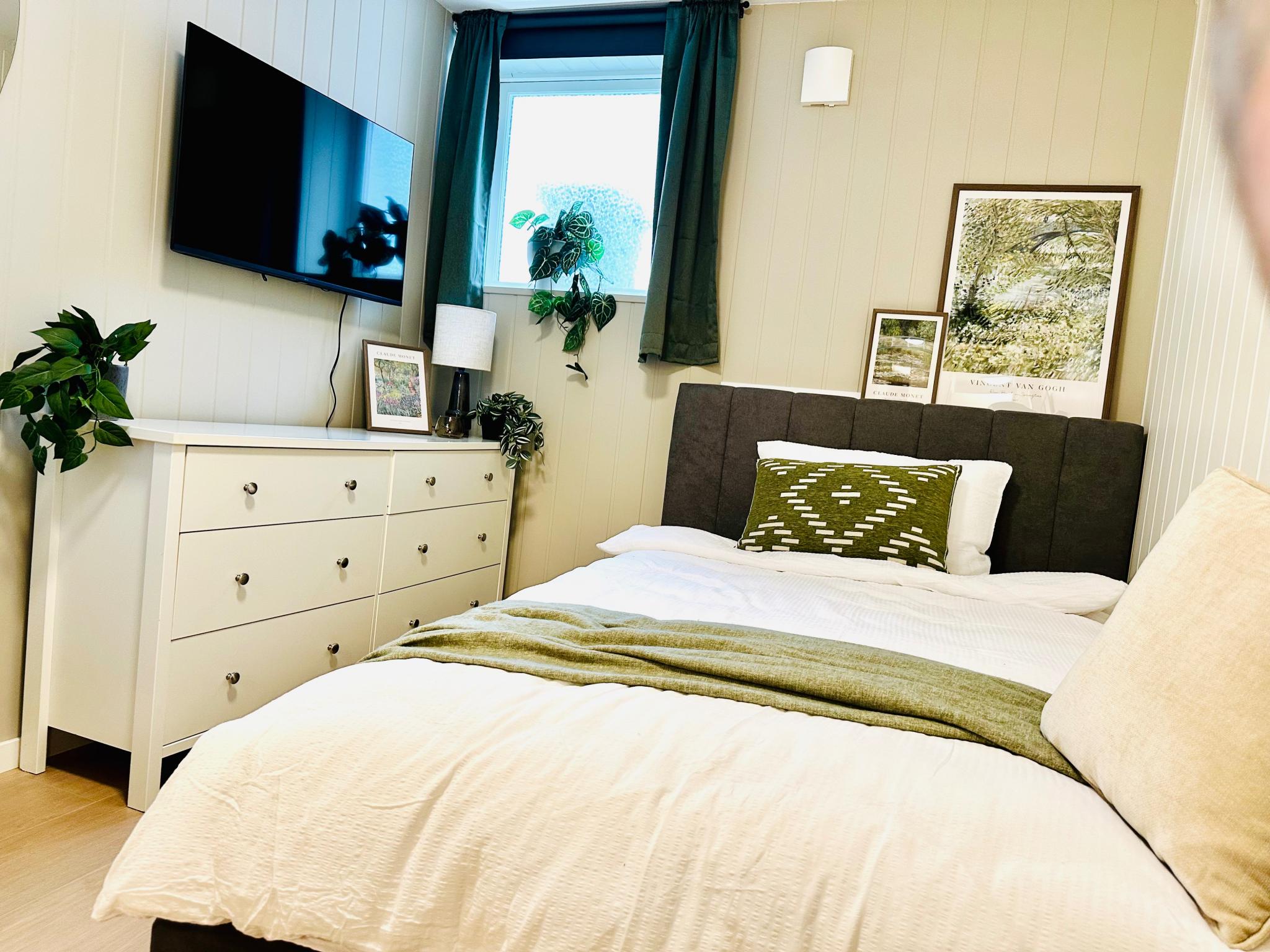 Ny og komfortabel seng med god lagringsplass i