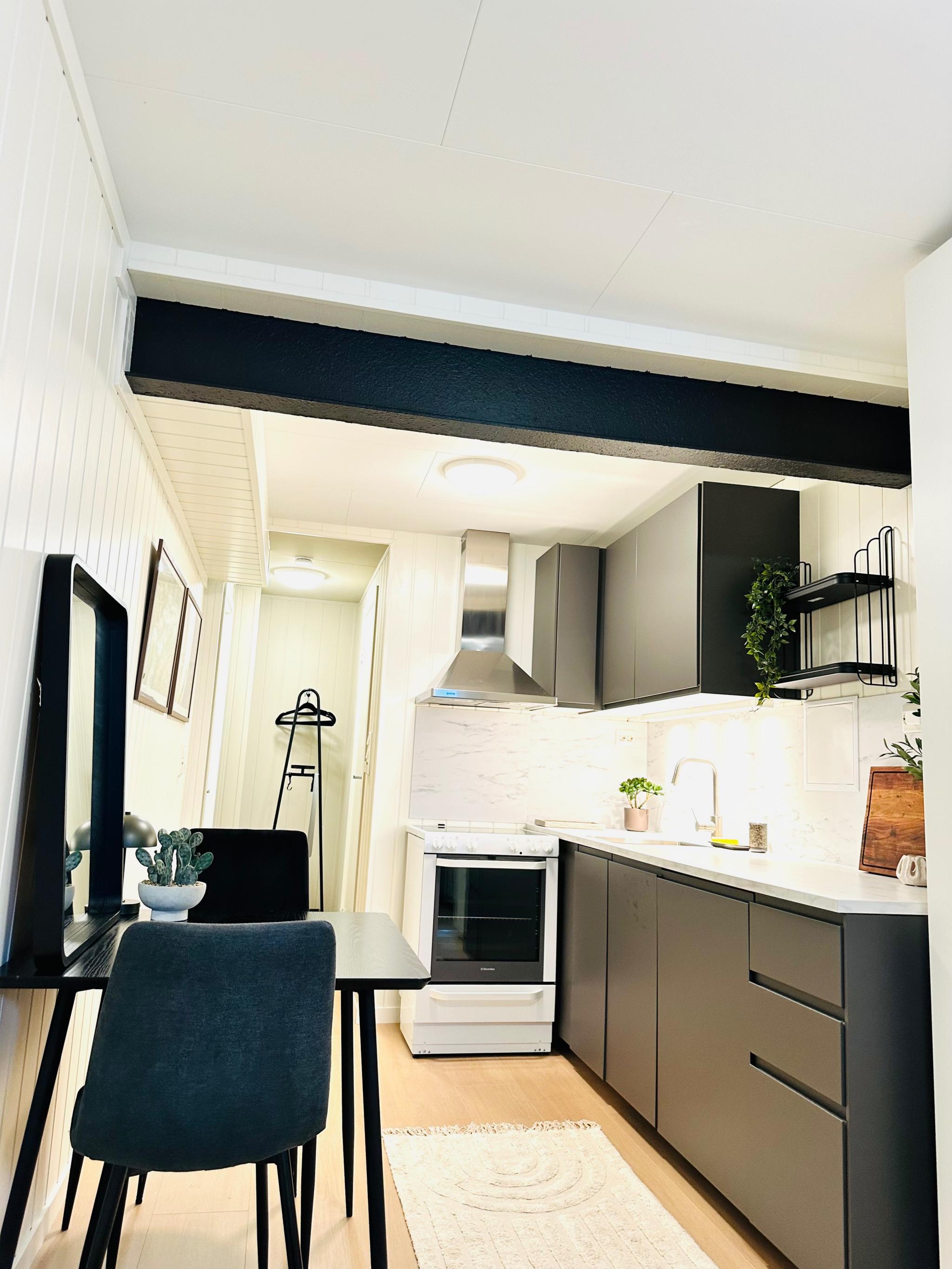 Nytt kjøkken med mye lagringsplass og store flater 