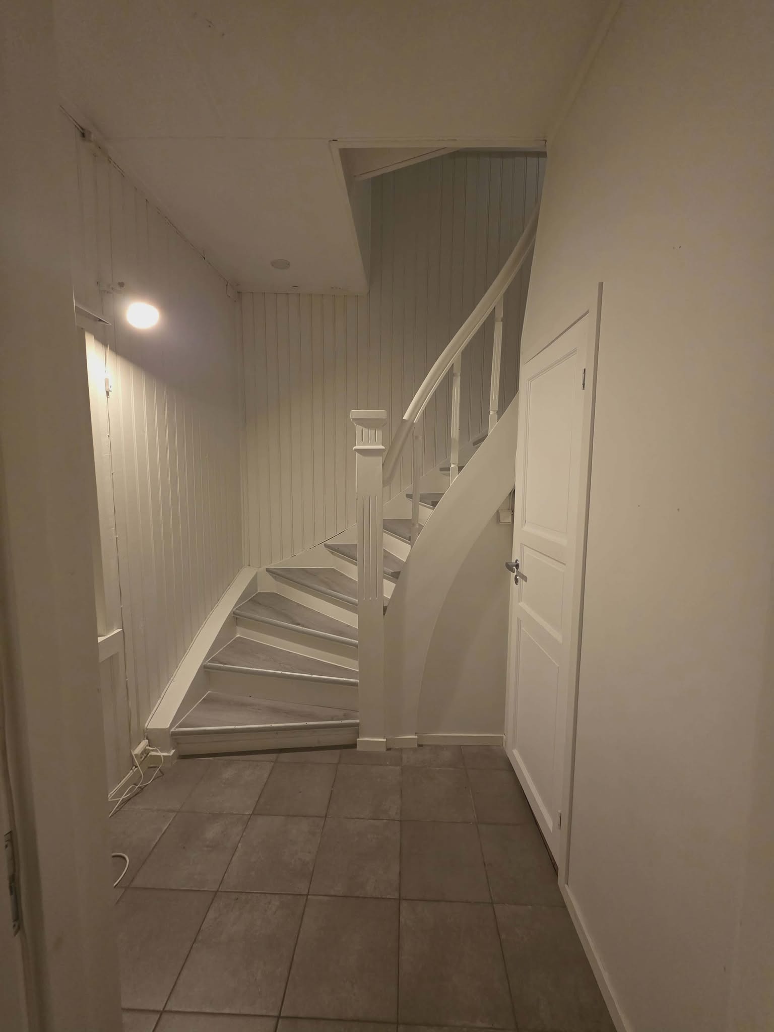 inngangen og trapp  til andre etasje