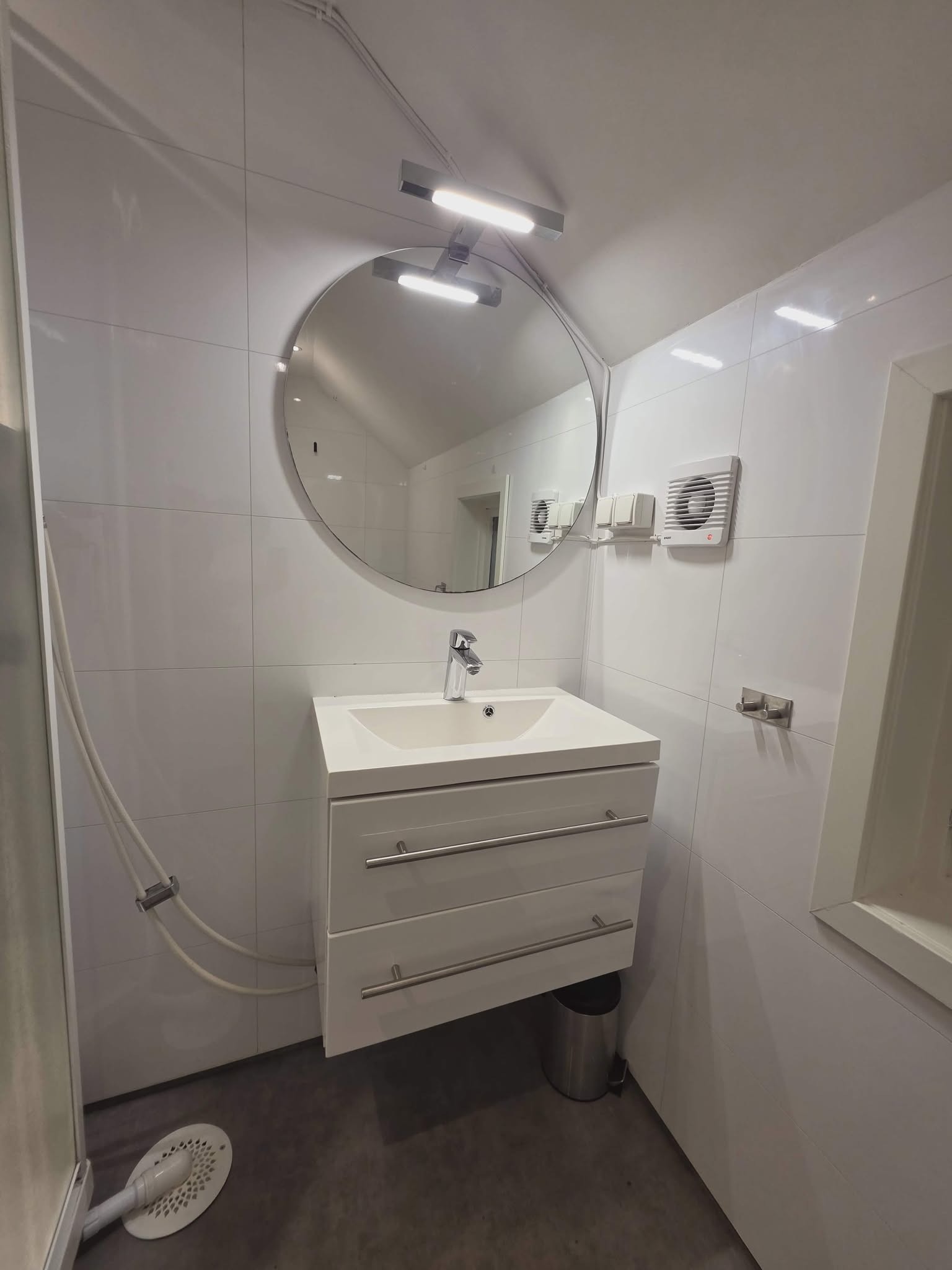 vasken og speil på badet