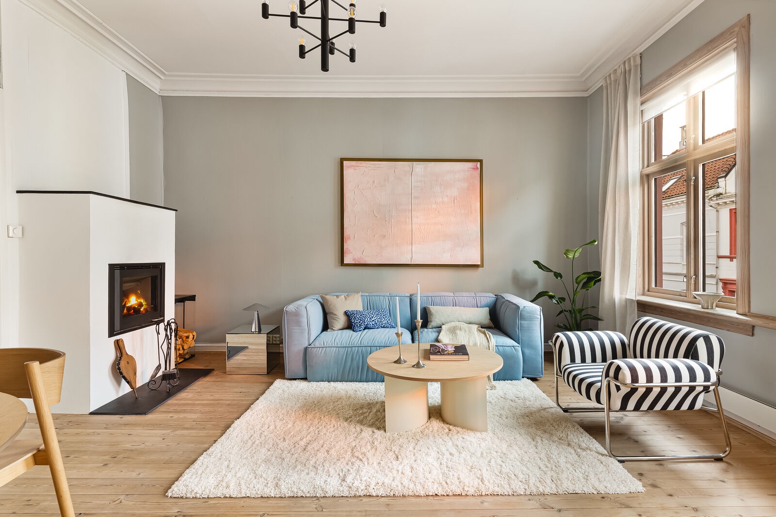 Romslig stue. NB leiligheten er ikke møblert med sofa, stuebord eller spisebord