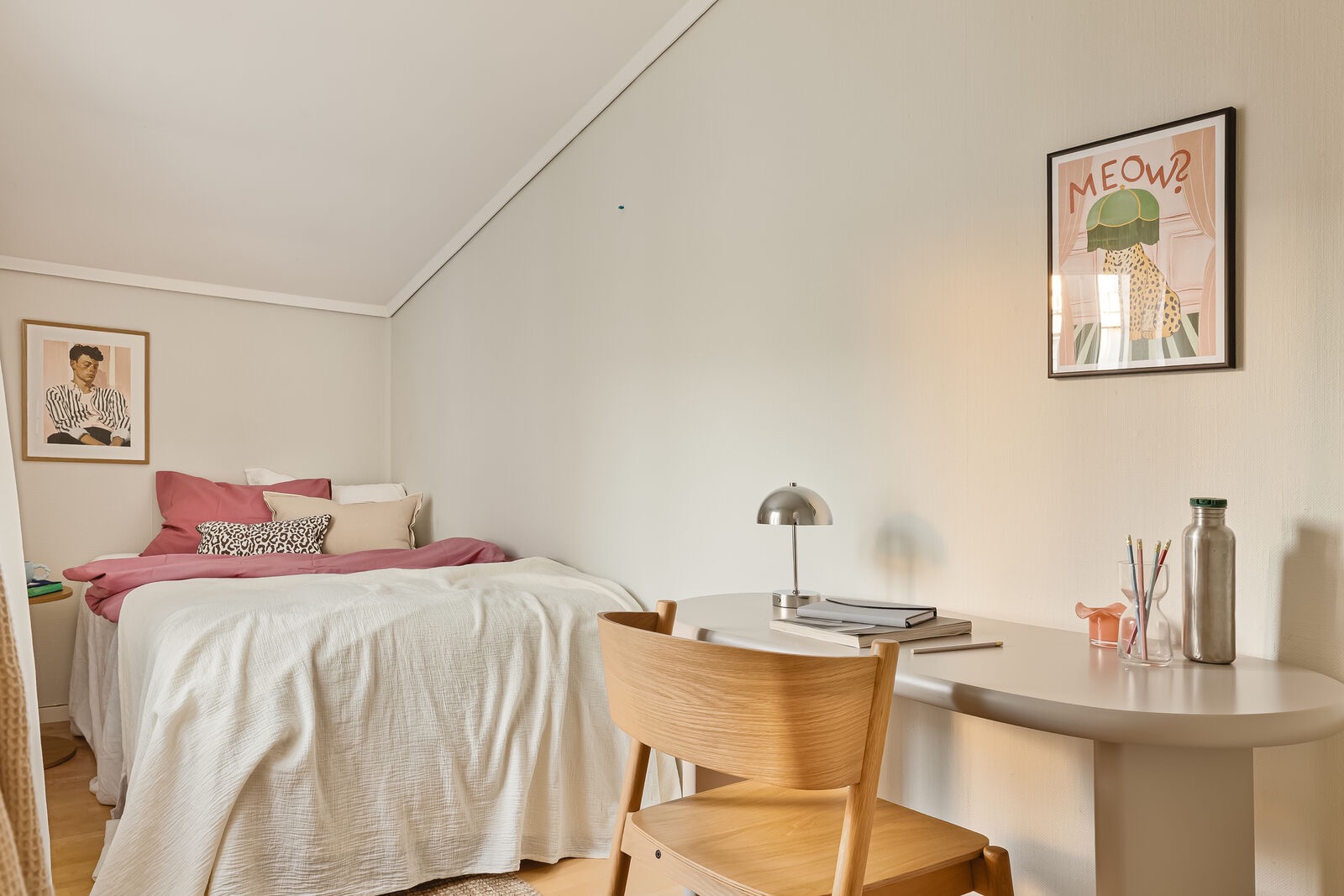 Soverom 2. Møblert med seng 120 cm. Her er det også mulighet til å innrede med pult for kontor 