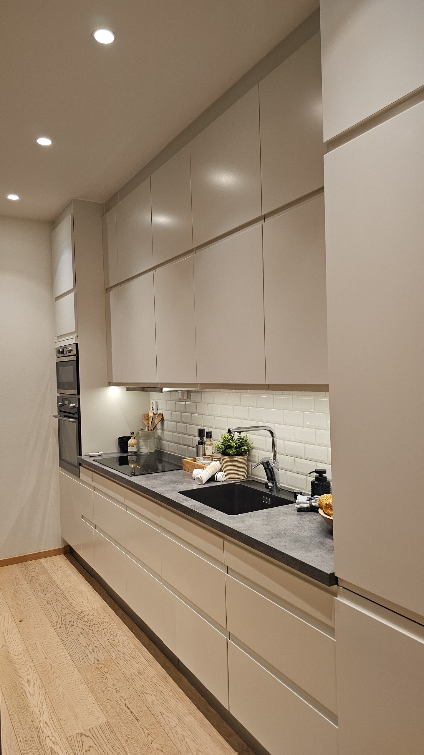 Kjøkken m/tilhørende kjøkkenøy