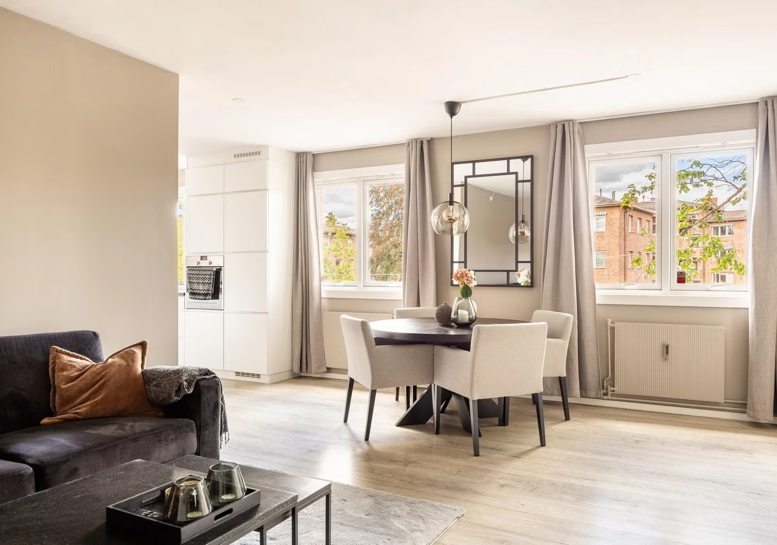 Store vindusflater med mye innslipp av lys