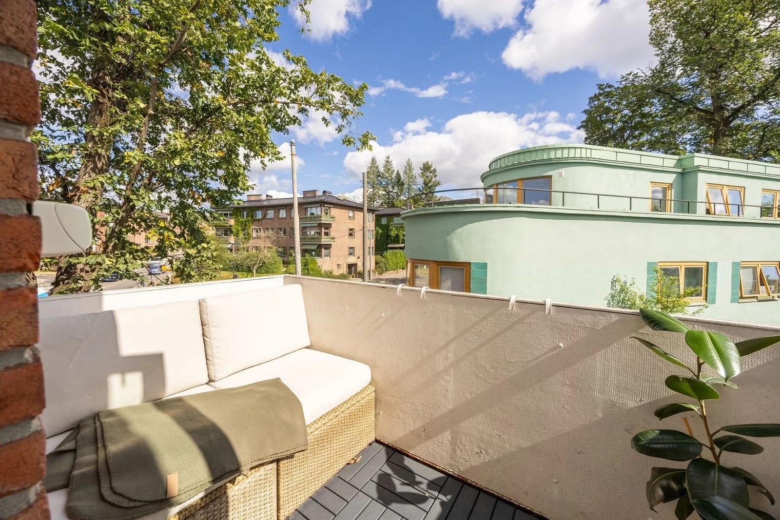 Sørøst-vendt balkong med sol fra morgenen til kl 15-16