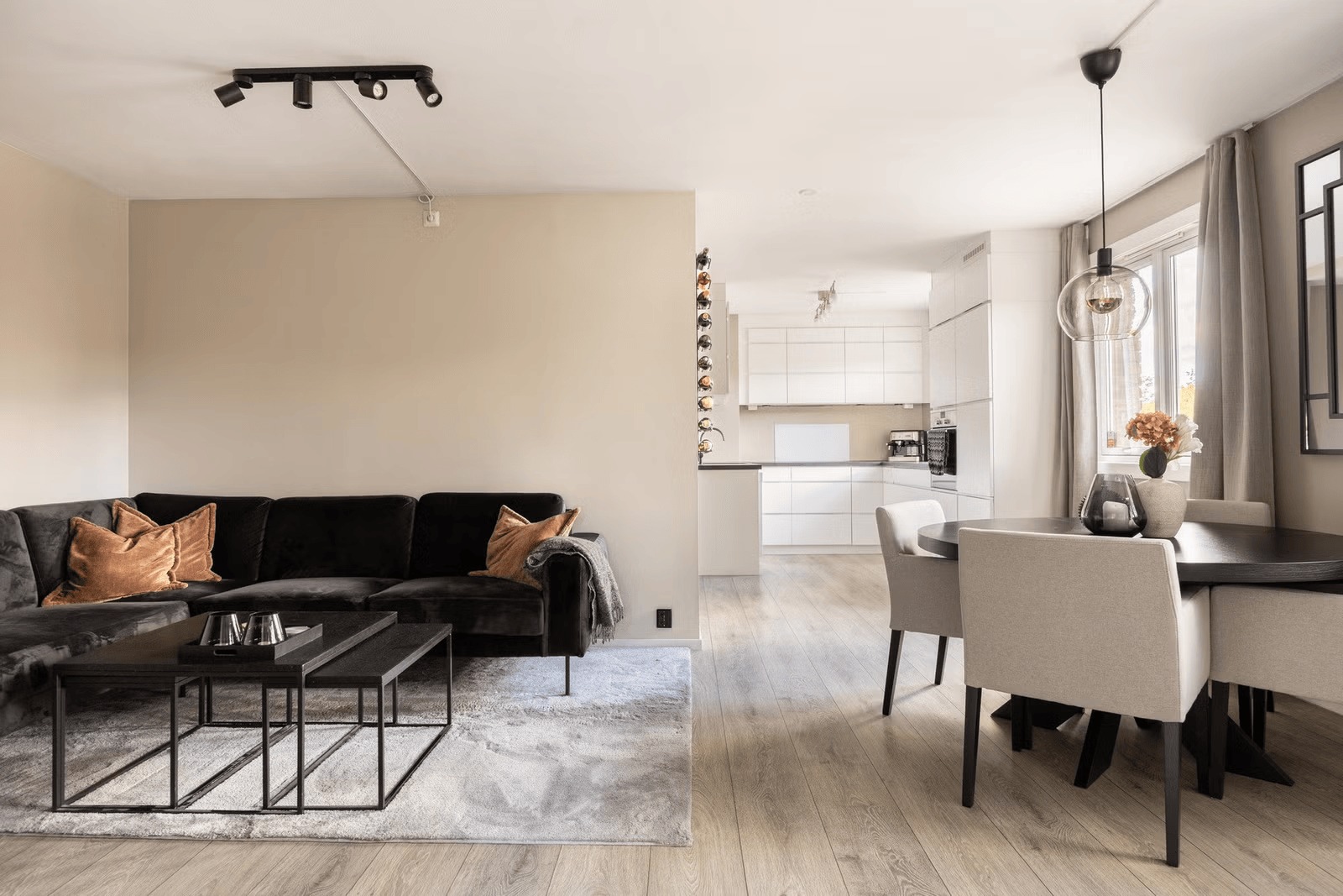 Spisebord med innleggsplater