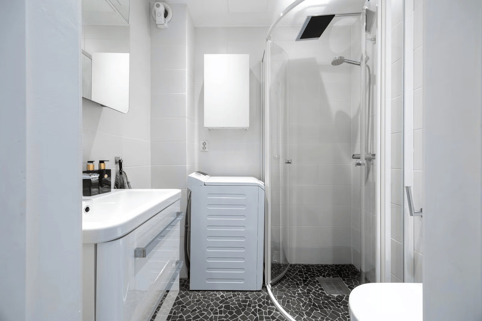 Baderom fra 2013, rullesteinsgulv med gulvvarme, vaskemaskin