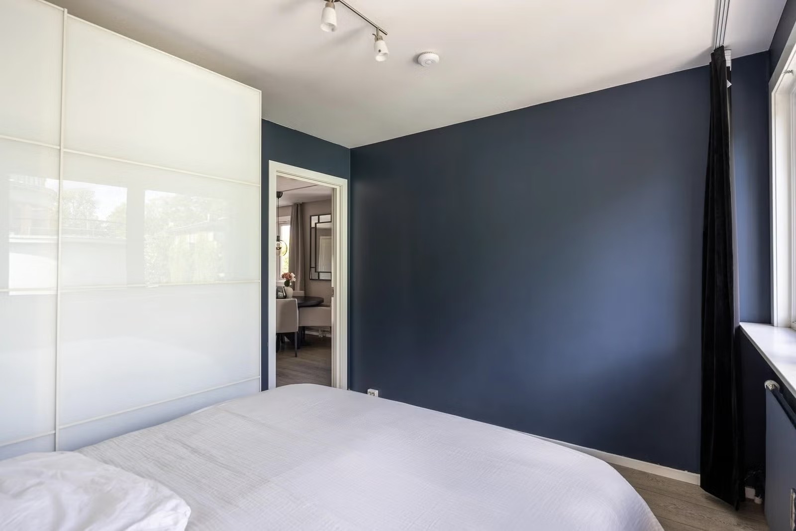 Hovedsoverom har skyvedørsgarderobe med plass til kommoder