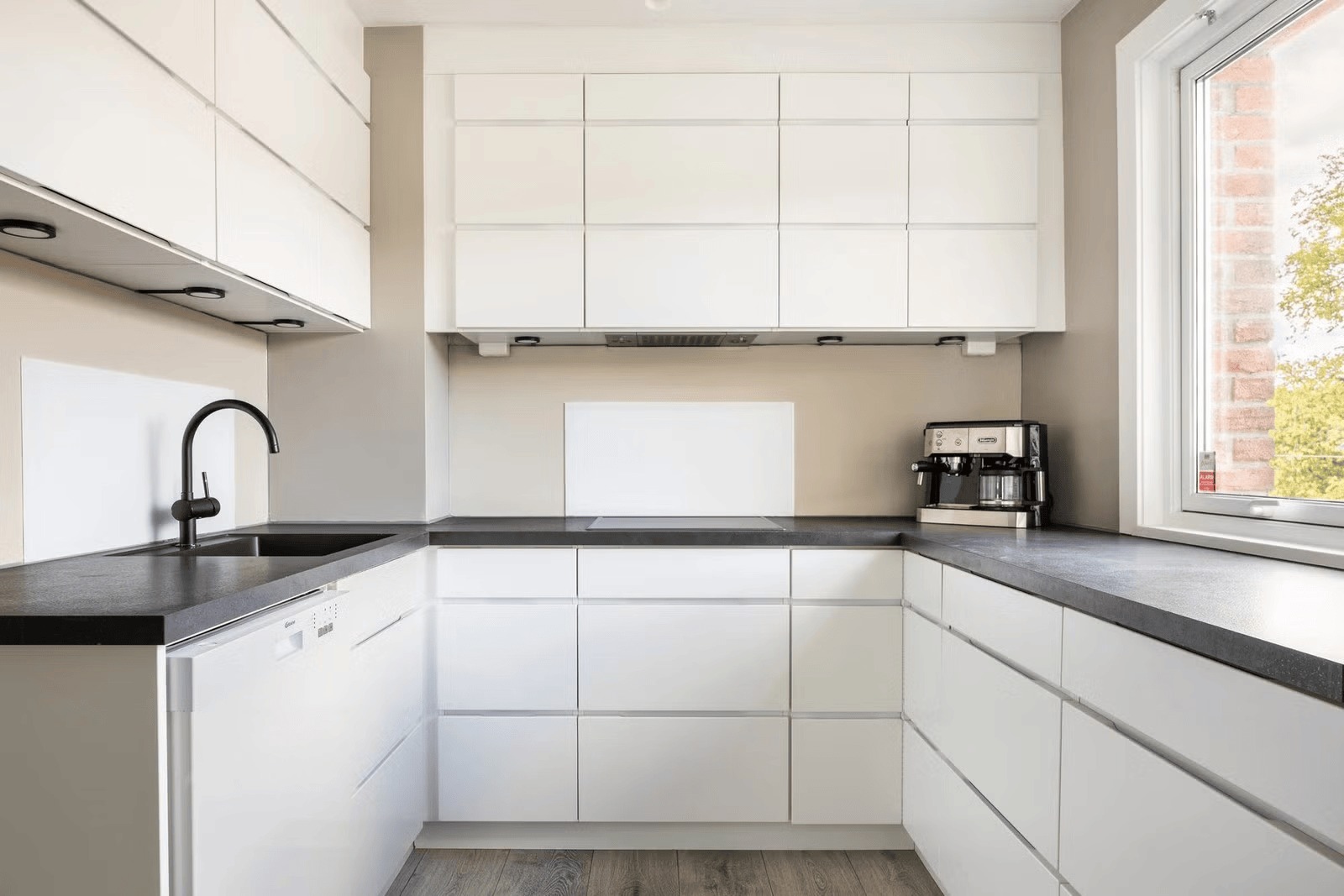 Lekkert kjøkken med mye skap- og benkeplass