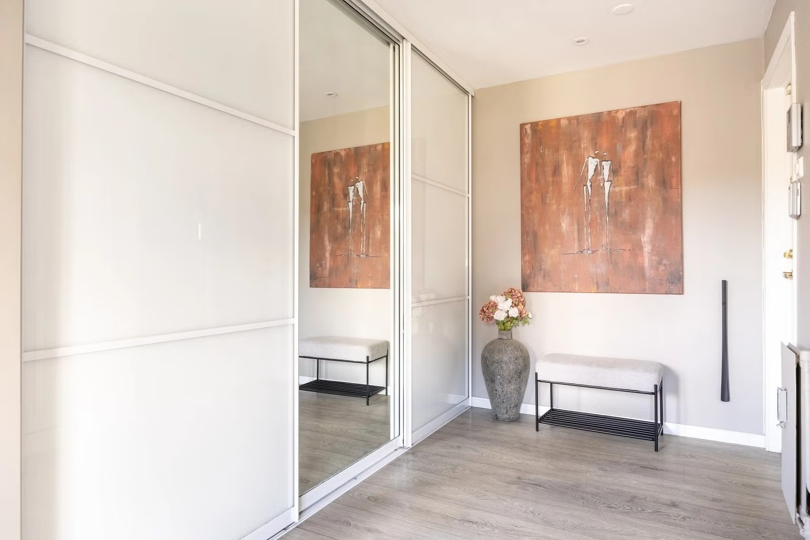 Stor skyvedørsgarderobe