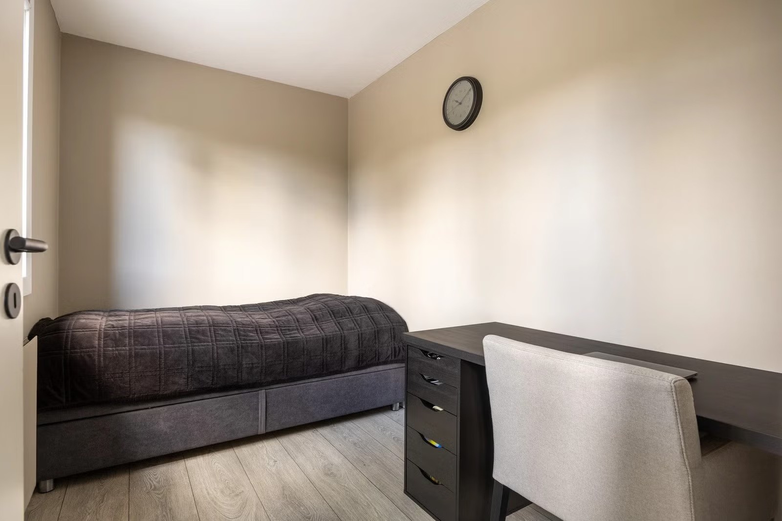 Soverom 2 er møblert med seng og kontorpult