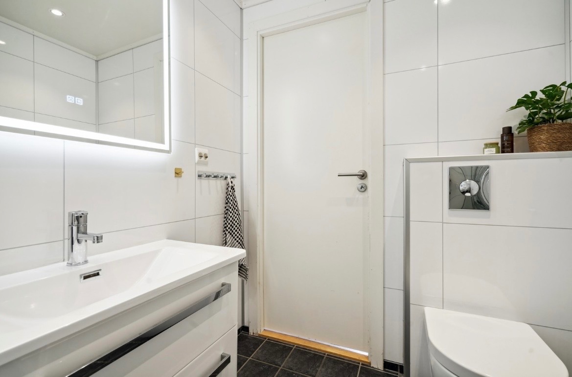 Toalett og servantinnredning er nylig byttet. 