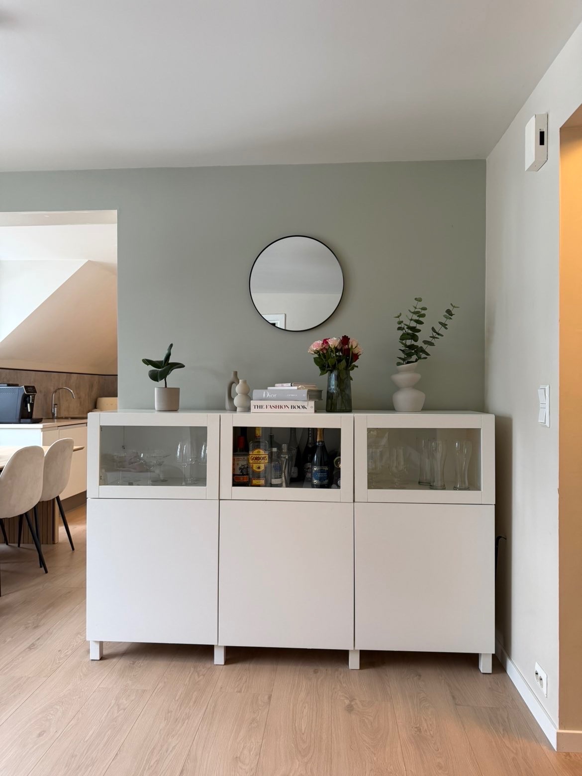 Hvit skjenk/bar som følger med i leien