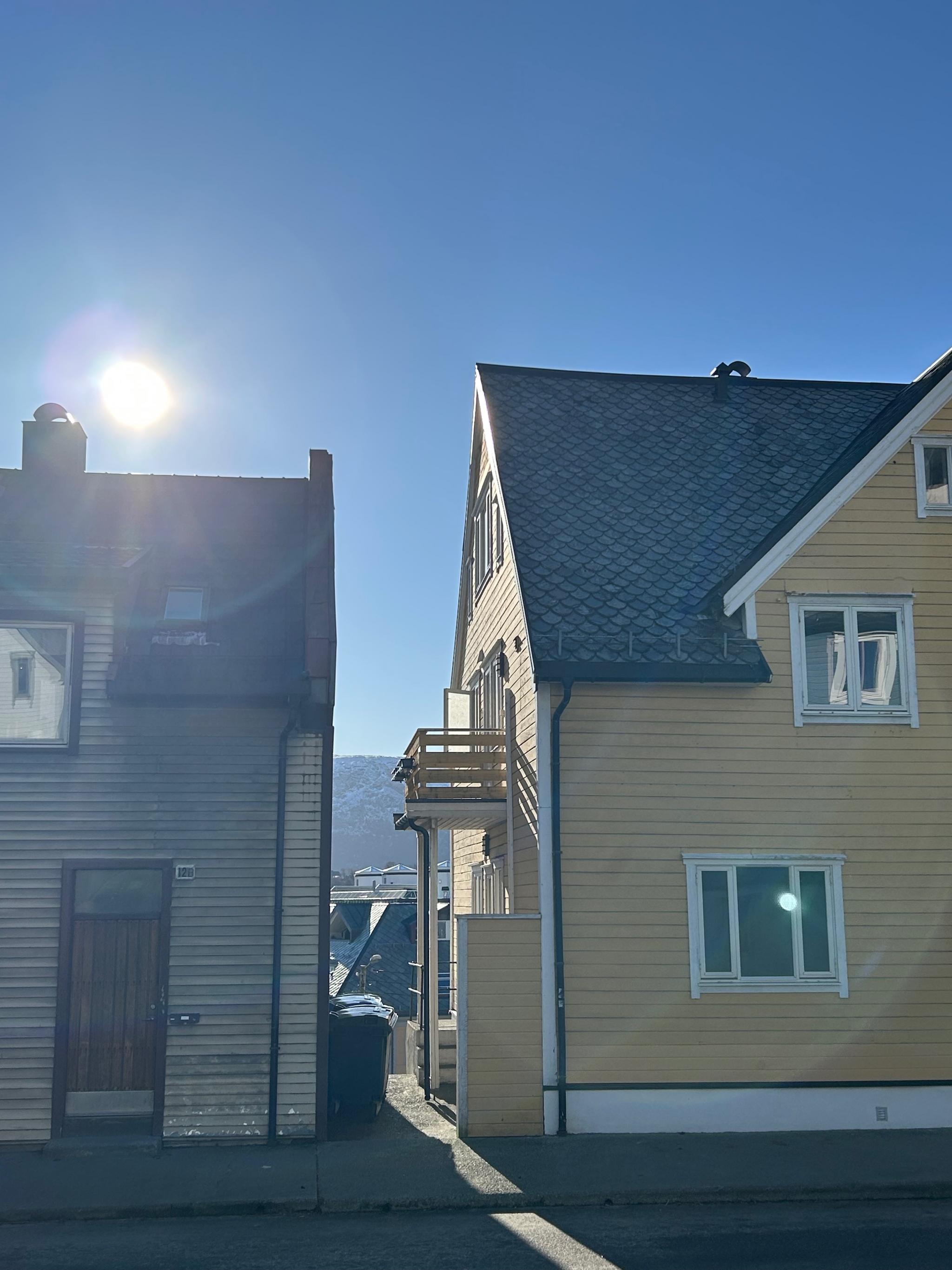 Balkongen sett fra utsiden med nydelig utsikt og solforhold