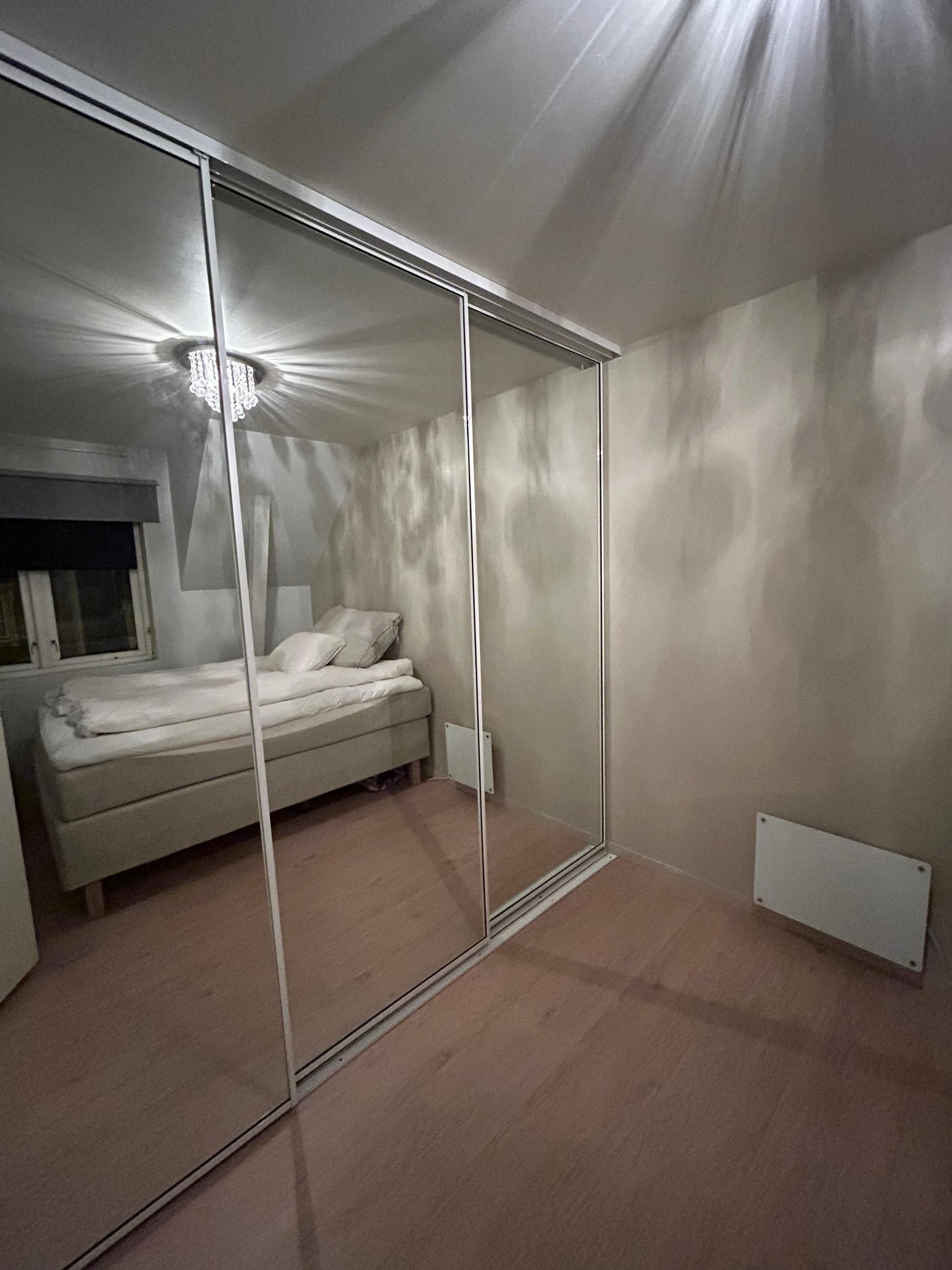 Stor skyvedørsgarderobe på soverom 1