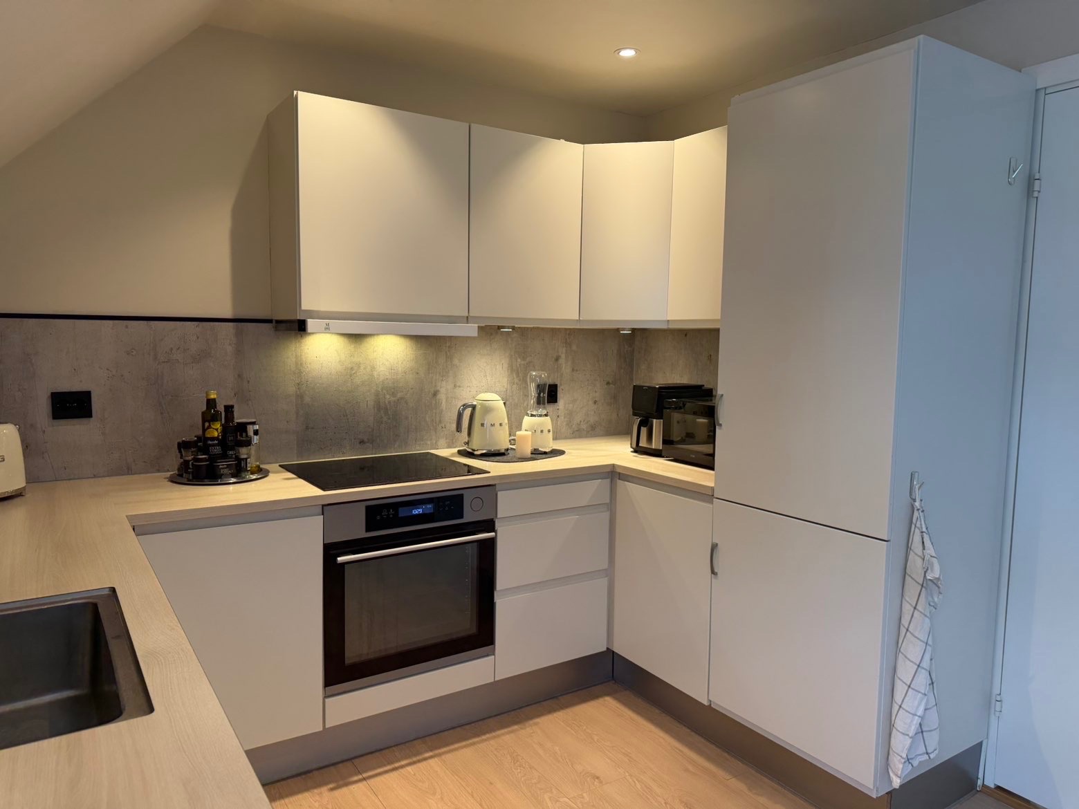 Store benkeplater og lagringsplass for alt man trenger