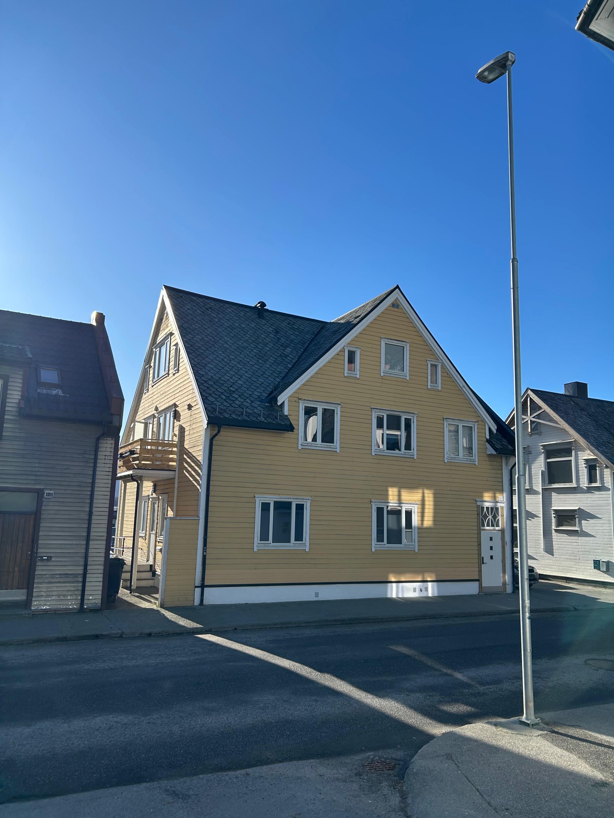 Leiligheten befinner seg i byggets andre etasje. 