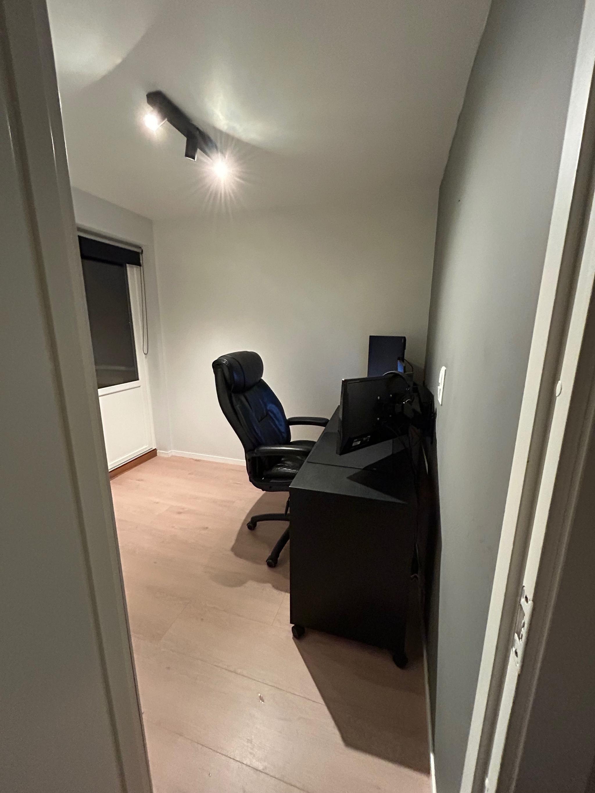 Skrivebord og sminkepult kan inkluderes i leien