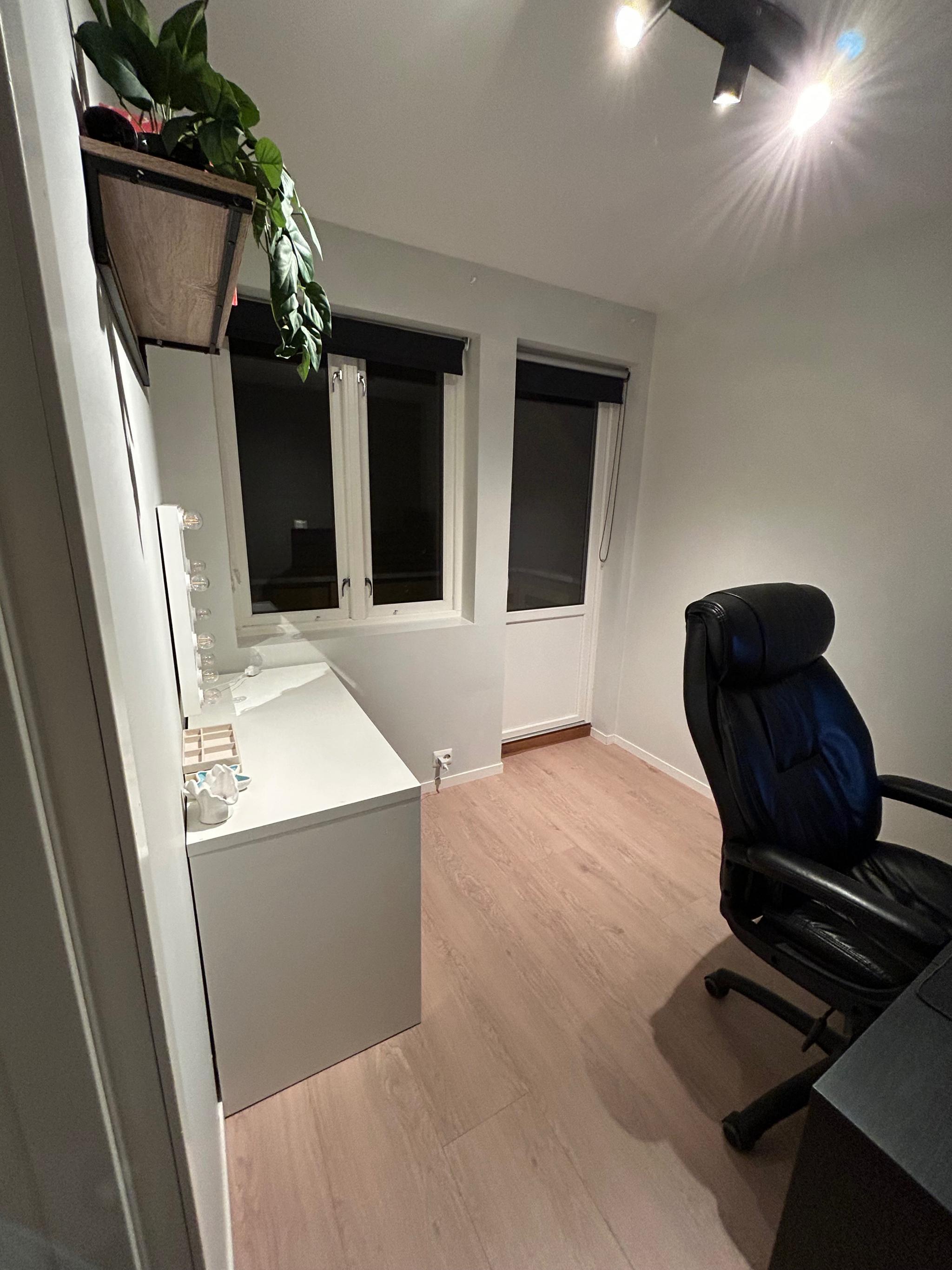 Soverom nummer 2 som i dag brukes som kontor. Kan fint benyttes som soverom. 