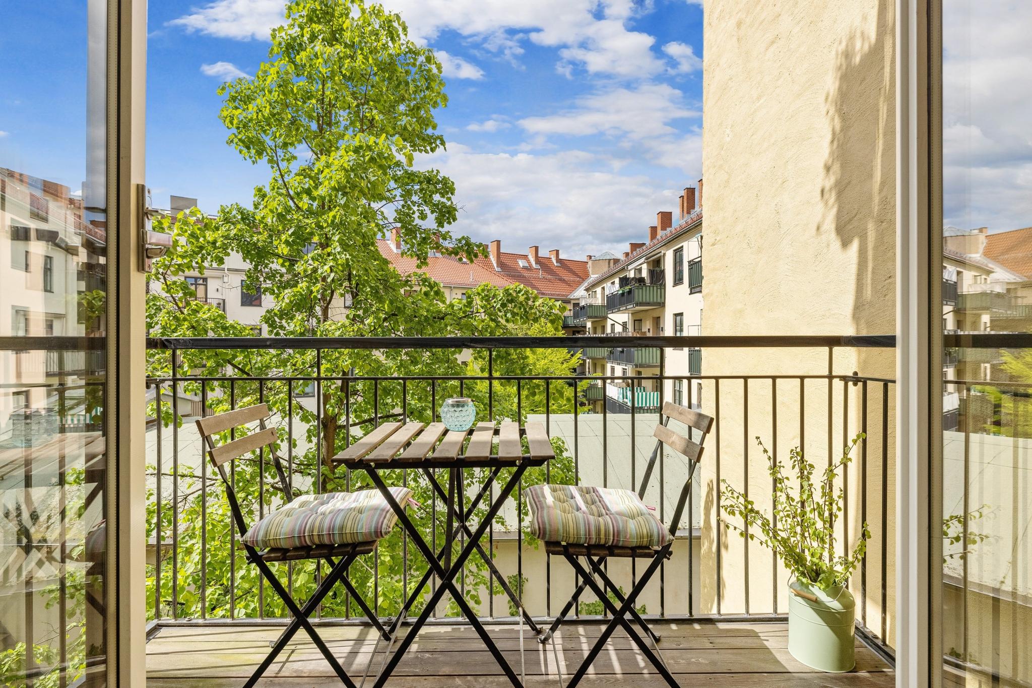 Dobbel balkongdør som kan åpnes helt opp, og som gjør at man nesten føler seg ute når man er inne.