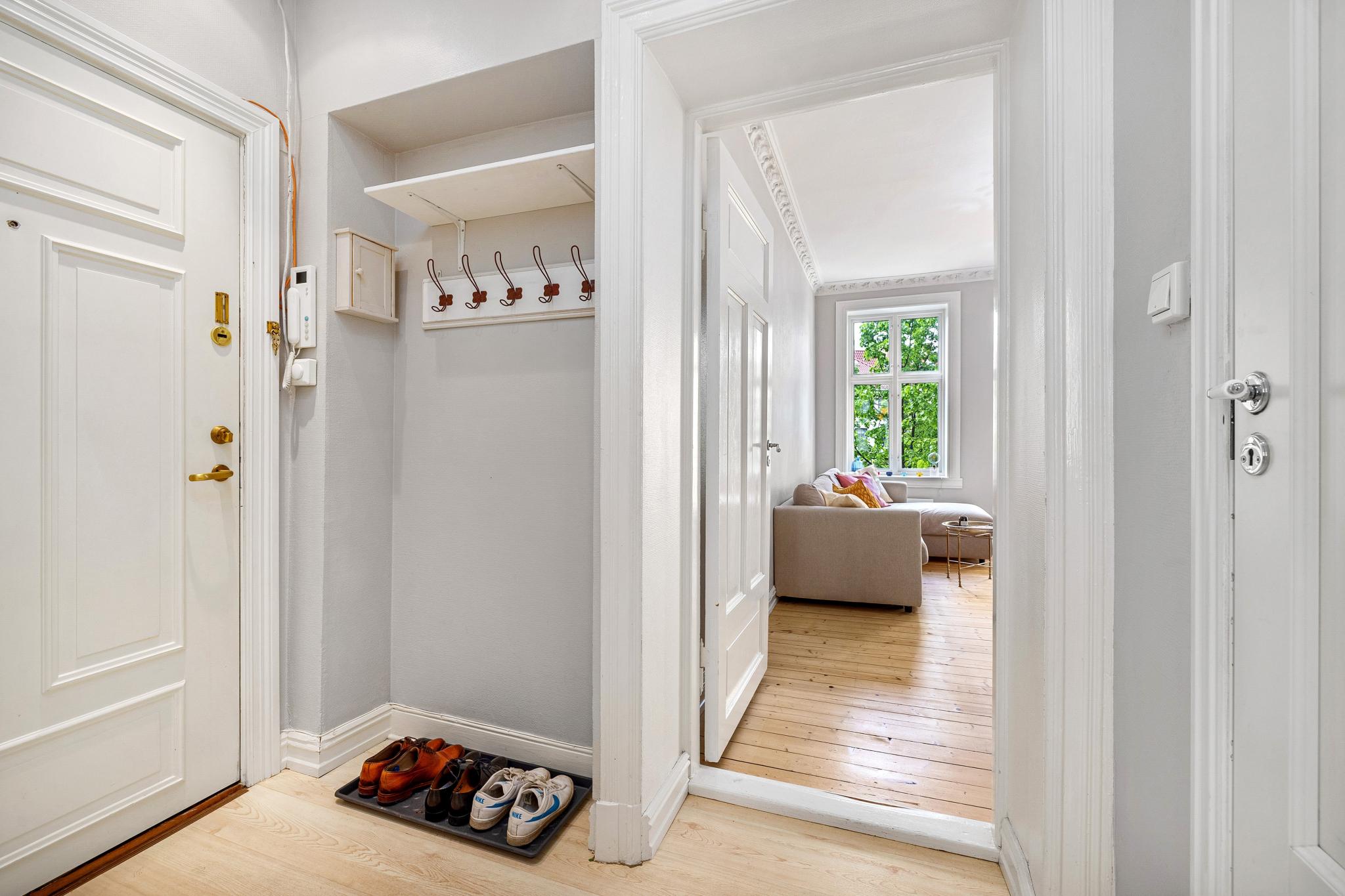 Entré med plass til litt sko og tøy.