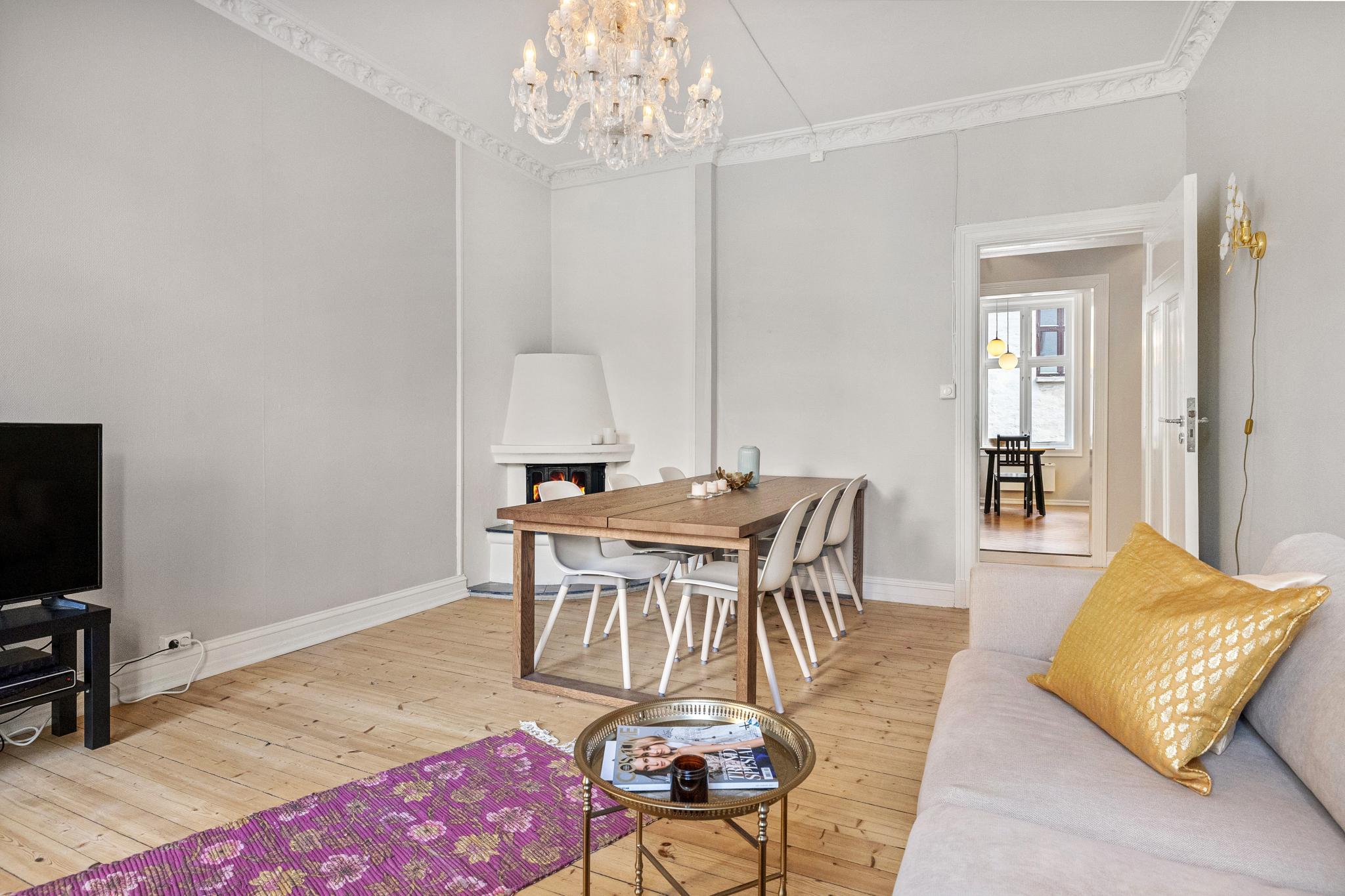 Stuen og resten av leiligheten ble malt i nye rolige farger i 2018.