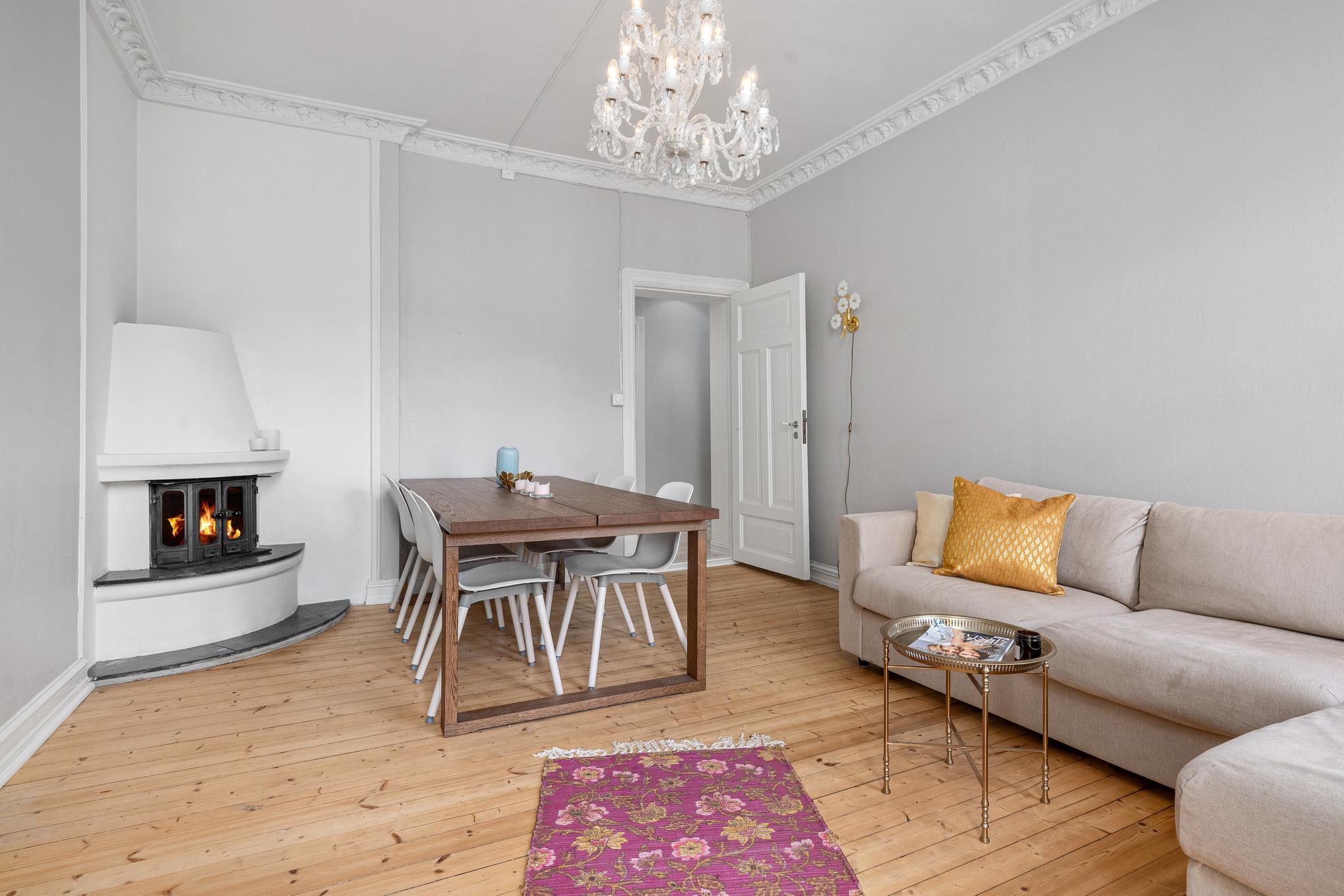 Hele stuen ble malt i nye rolige farger i 2018.