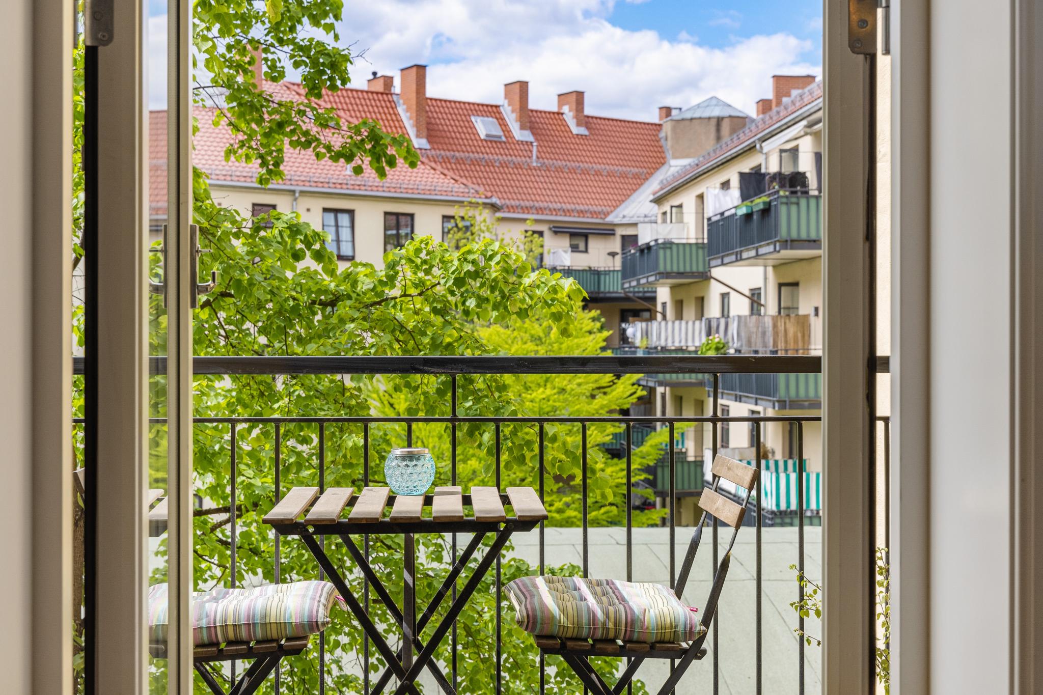 Utsyn mot vest. Grøntområder i indre bakgård skjermer en del for innsyn og gjør balkongen til et lunt sted.