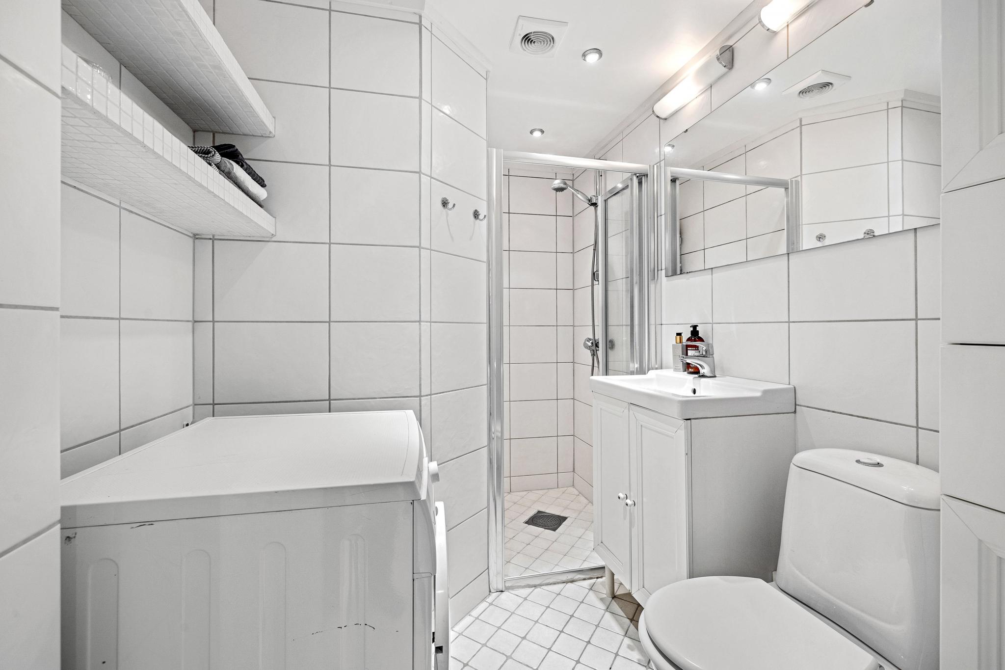 Flott flislagt baderom med gulvvarme.