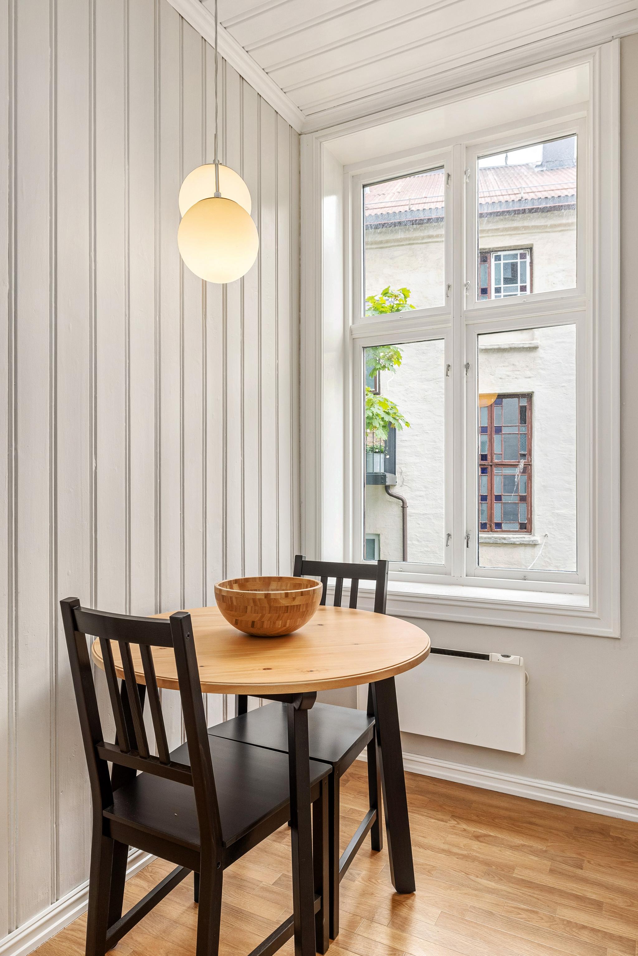 Finn roen på kjøkkenet. Stille bakgård på utsiden.