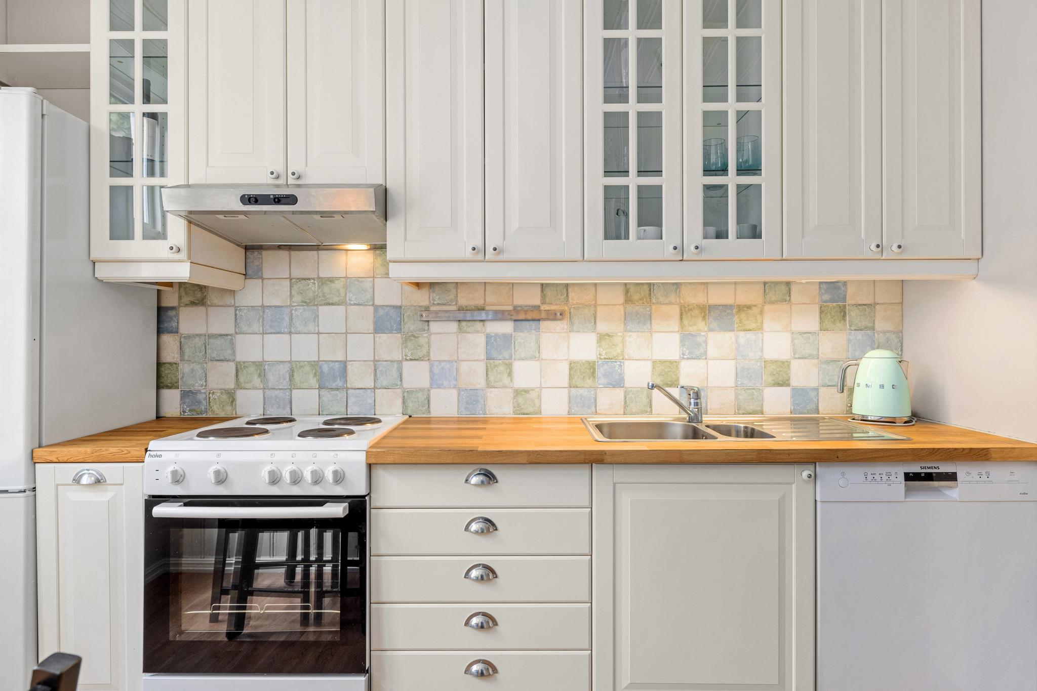 Kjøkkeninnredningen er opprinnelig fra 2005. Ny eik benkeplate fra 2020.