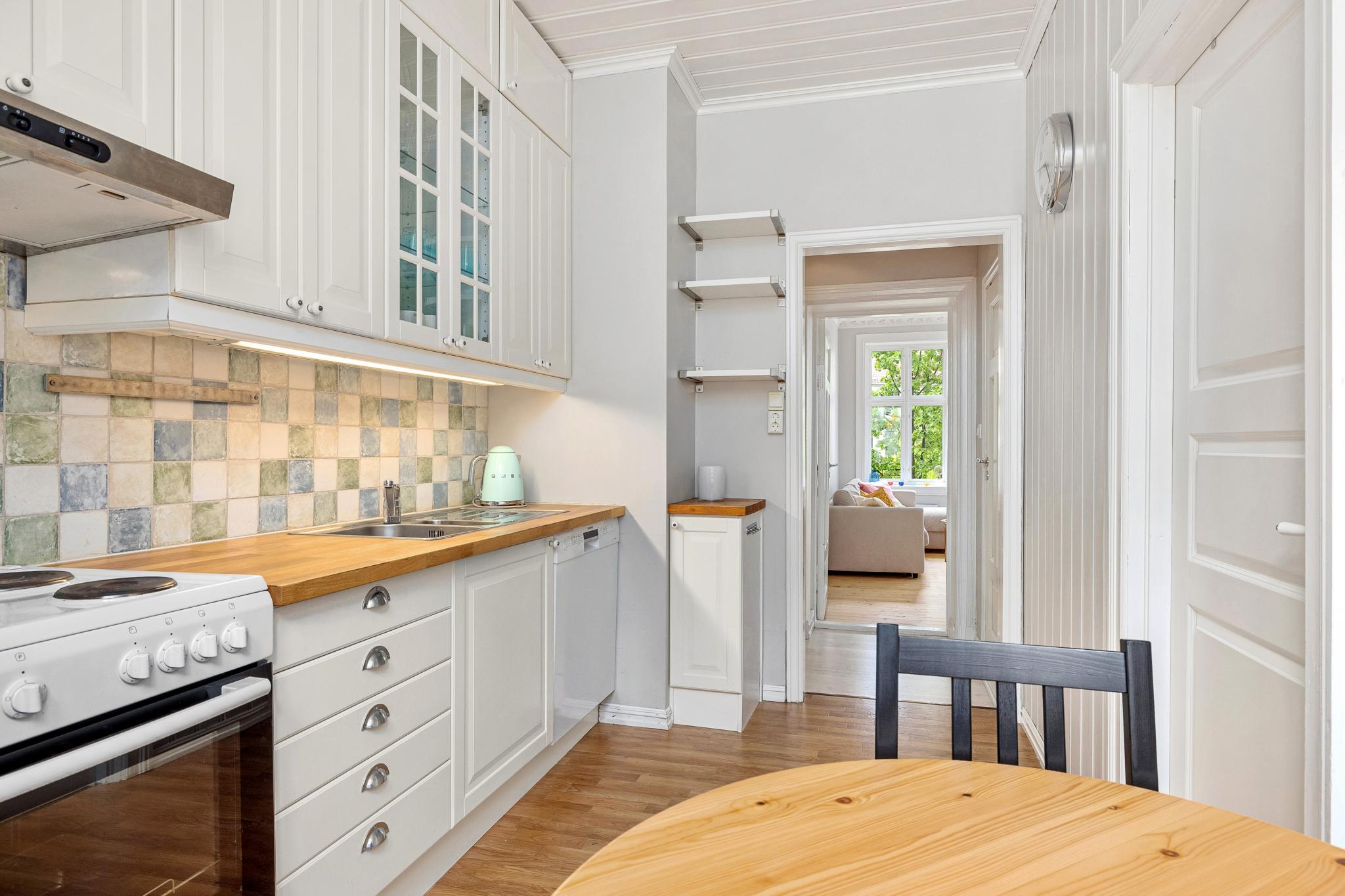 Kjøkkeninnredning sett i retning entré.