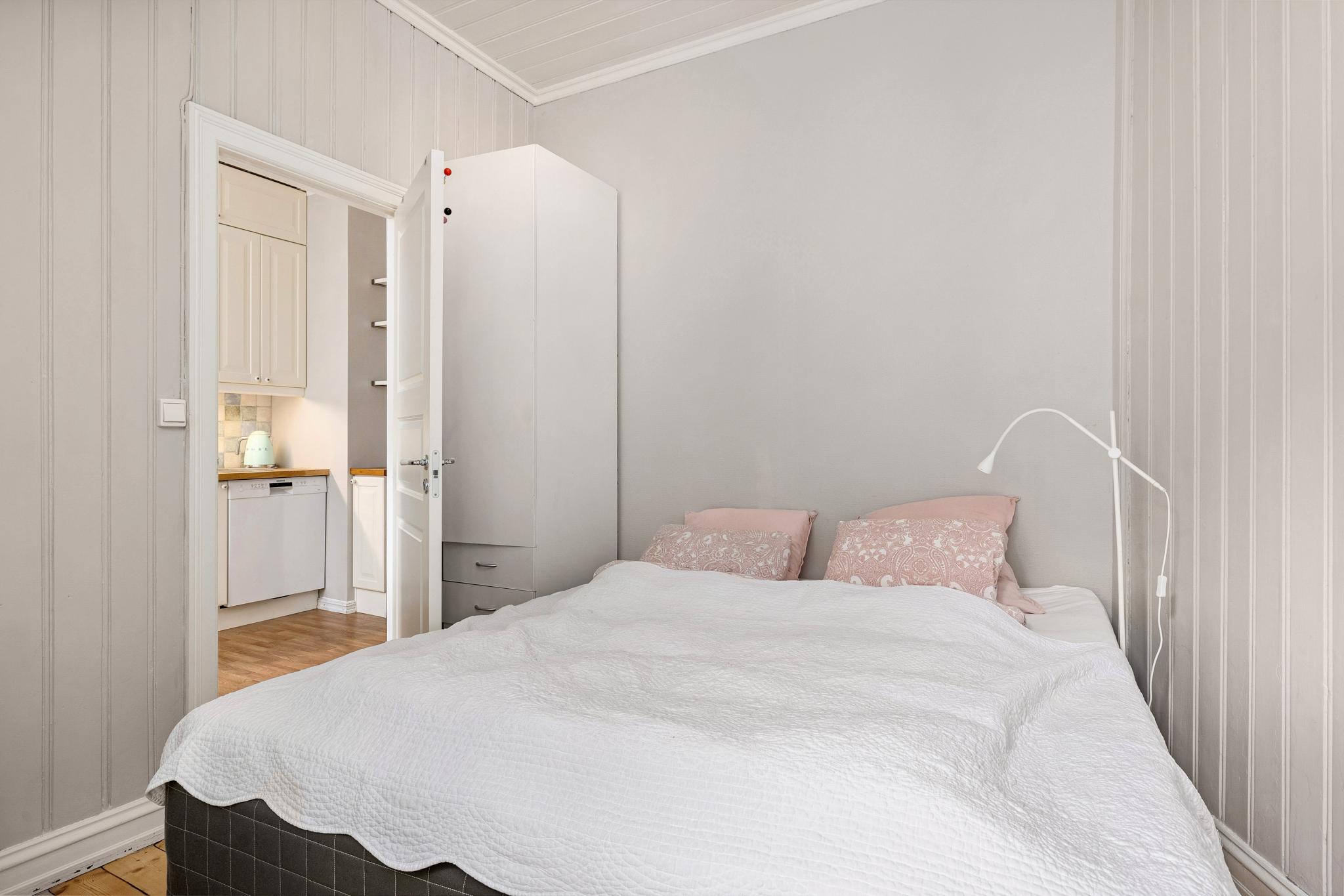 Plass til dobbelseng, rommet er malt i rolige farger.