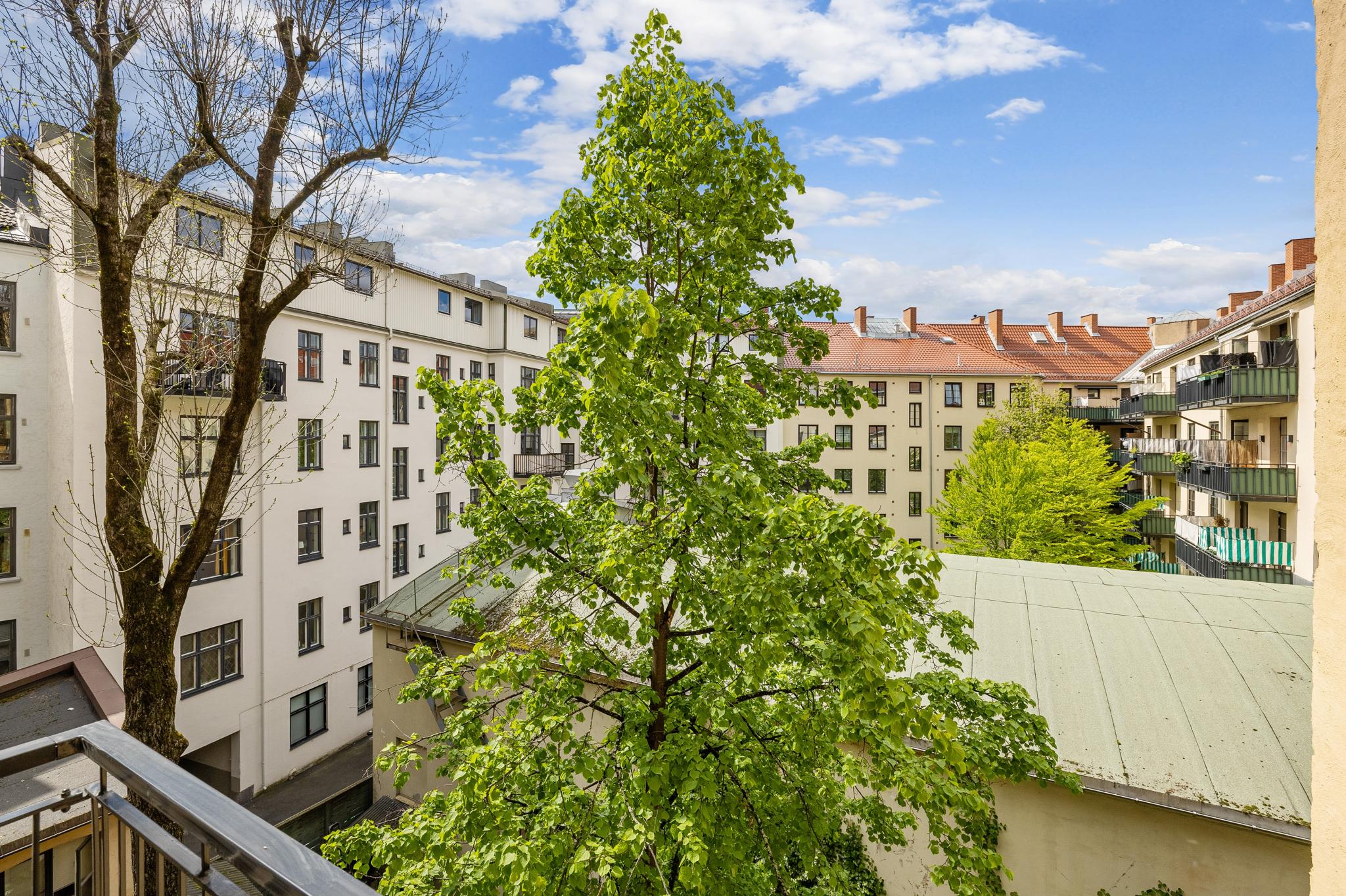 Balkongen vender ut mot rolig indre kvartalsrom. Her blir man ikke forstyrret av bylarm og trafikkstøy fra gatene utenfor.
