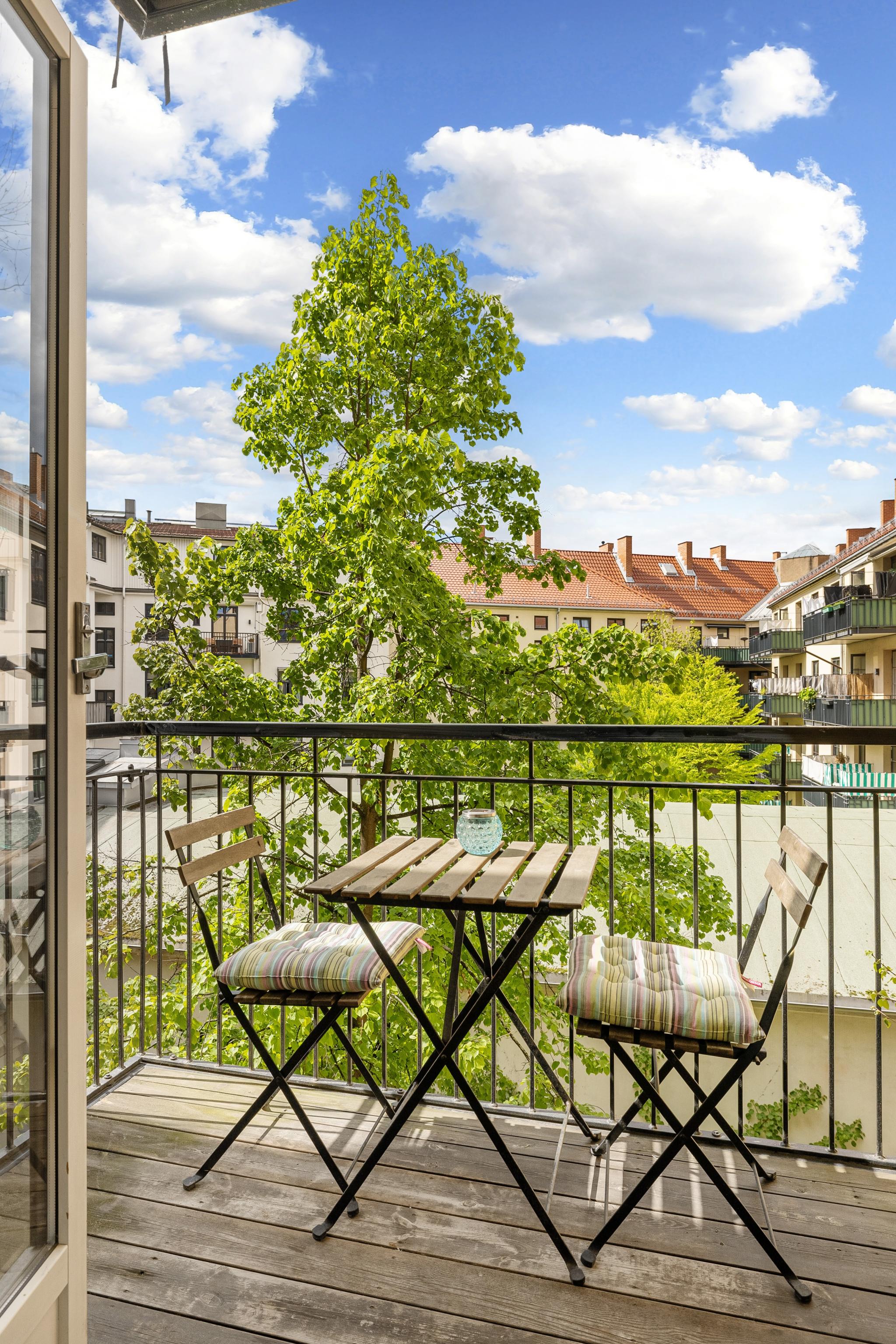 Nyt late sommerdager på balkongen. Her kommer solen om ettermiddagen, og går ned sent om kvelden.