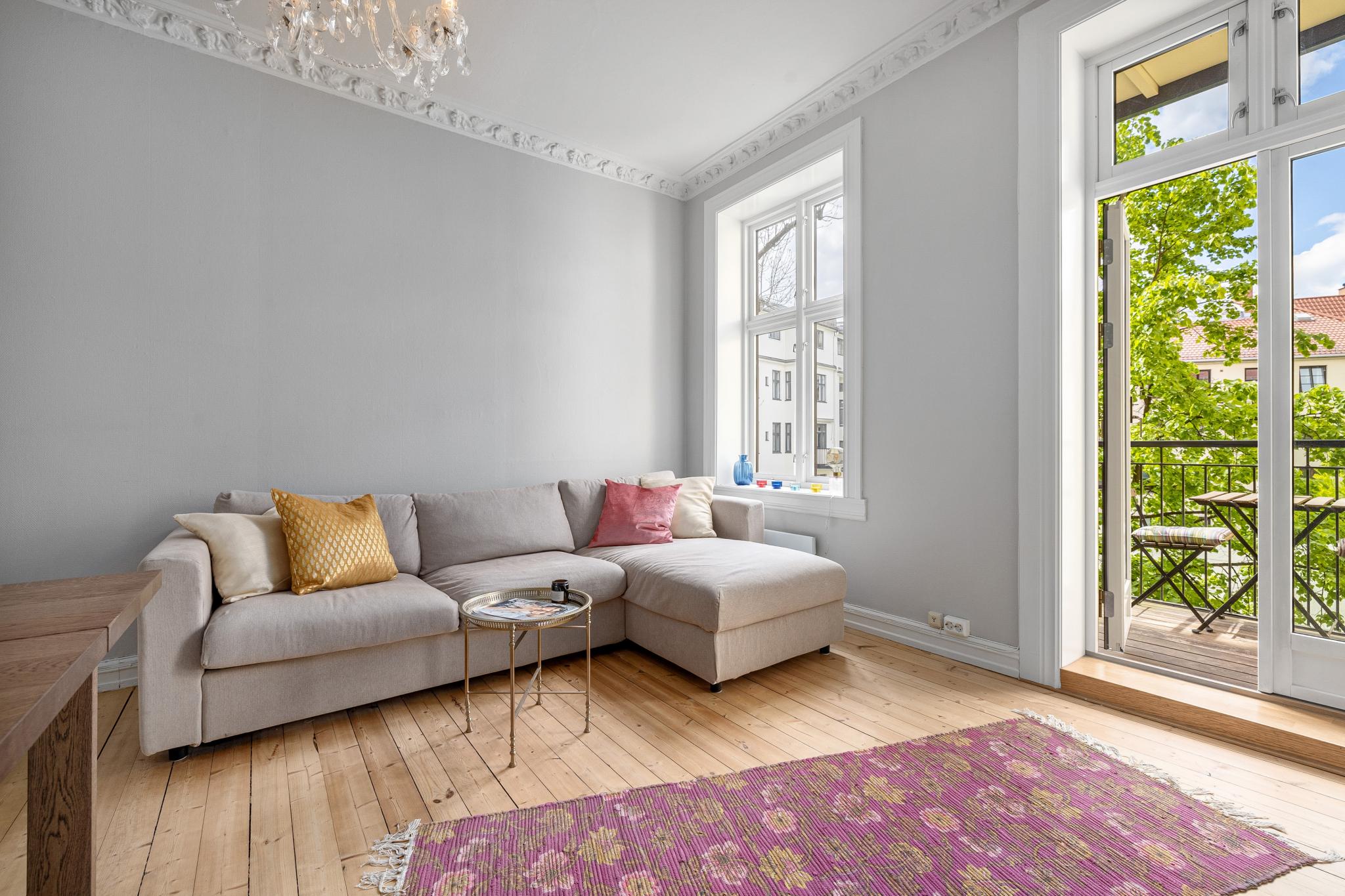 Plass til sofaseksjon i stuen.