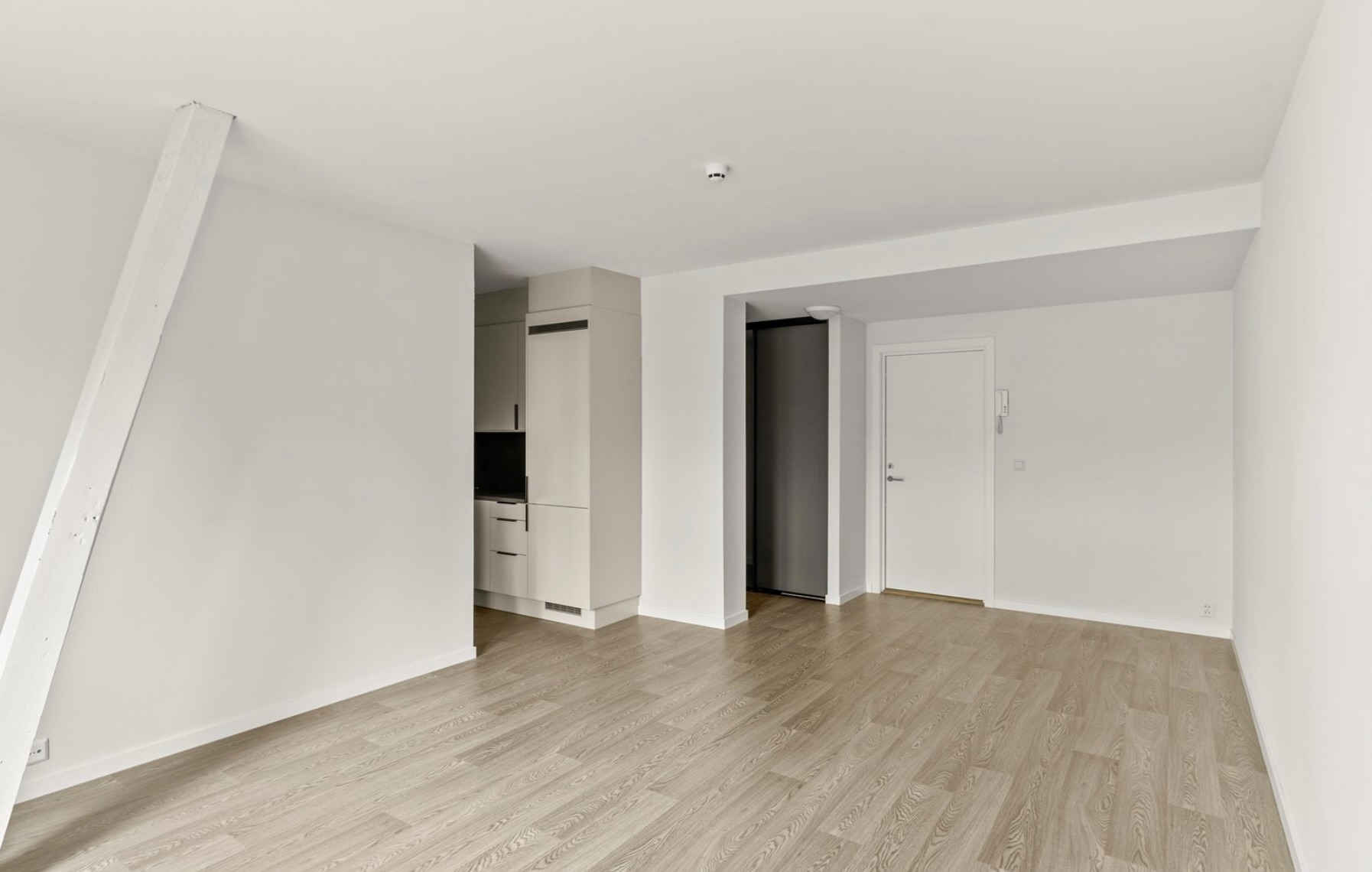 Inngang, kjøkken og skap