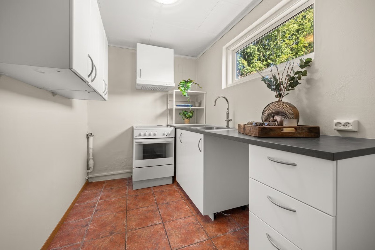 Kjøkken. Oppvaskmaskin, vaskemaskin og kjøleskap vil bli installert snart.