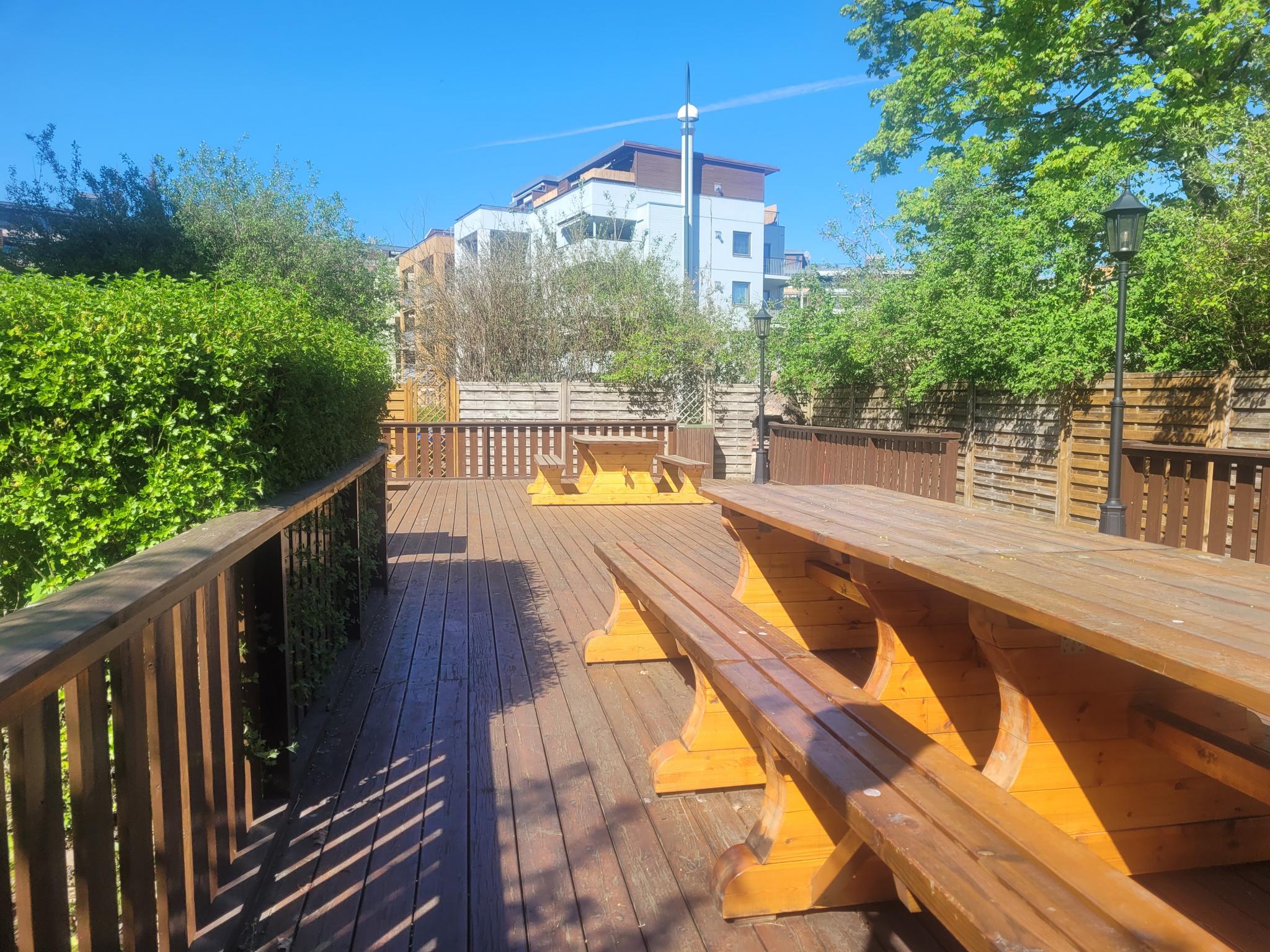 Fellesarealer med langbord og grill til fri bruk for beboerne