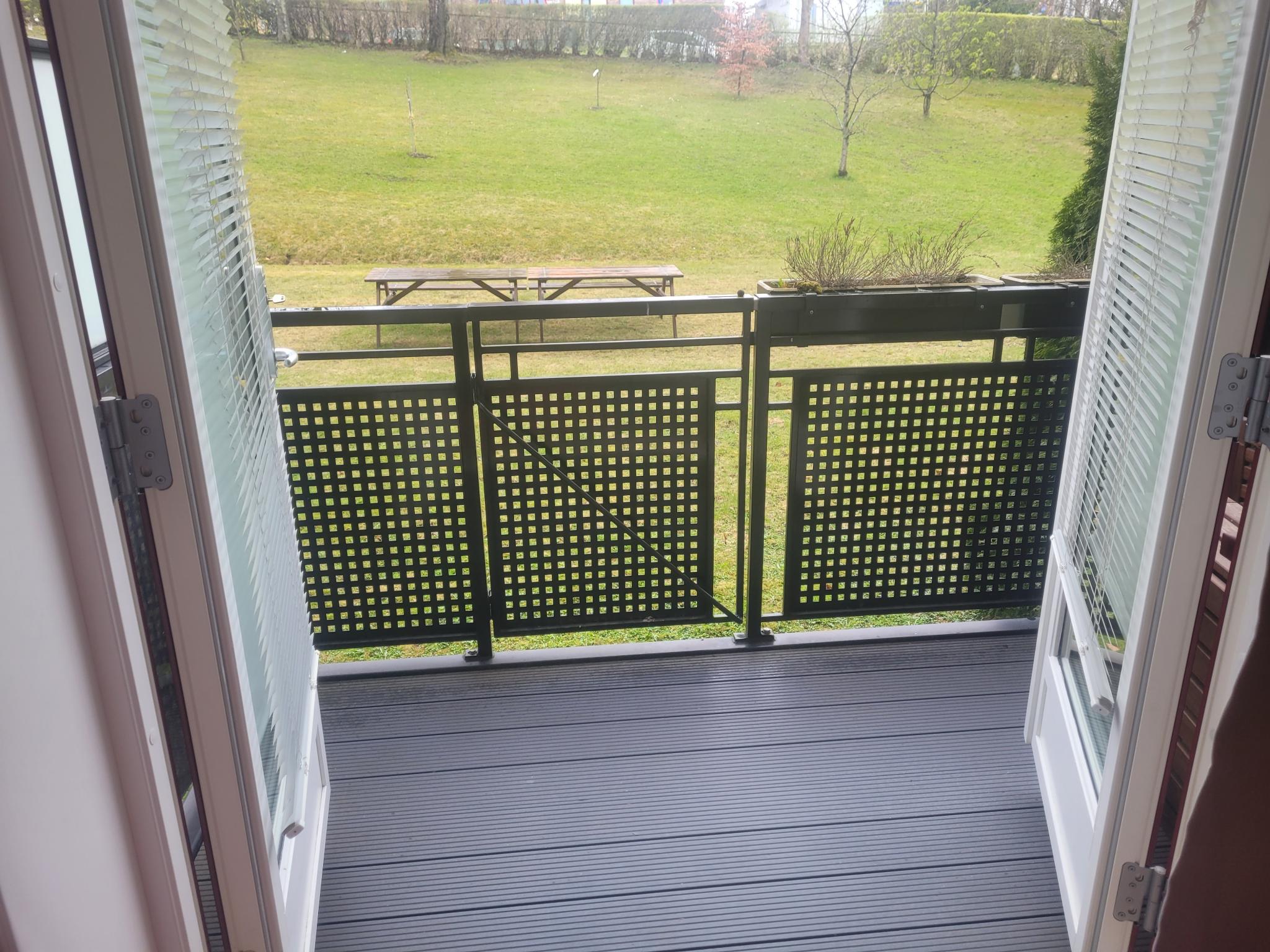 Port som kan åpnes for å få tilgang til plenen nedenfor balkongen