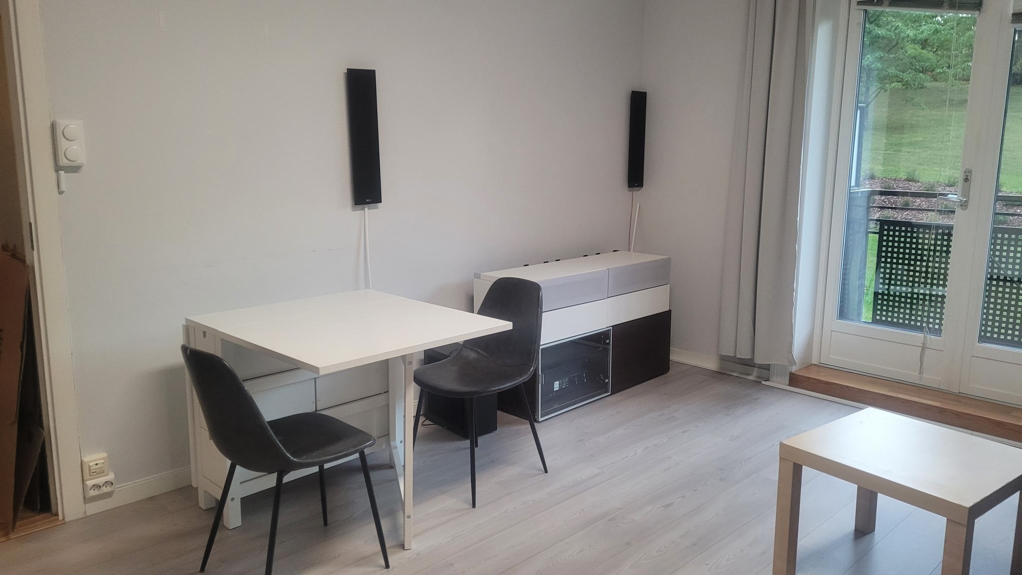 Kjøkkenbord, stoler, TV-benk og surroundanlegg medfølger