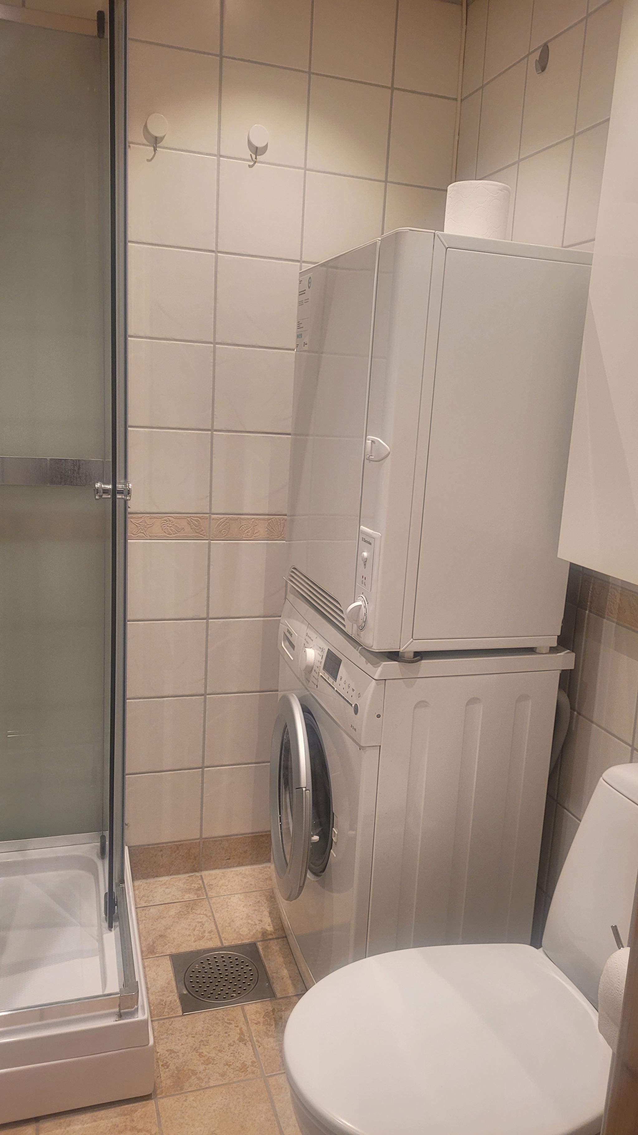 Vaskemasking og tørketrommel medfølger. I tillegg er det fellesvaskeri i kjelleren