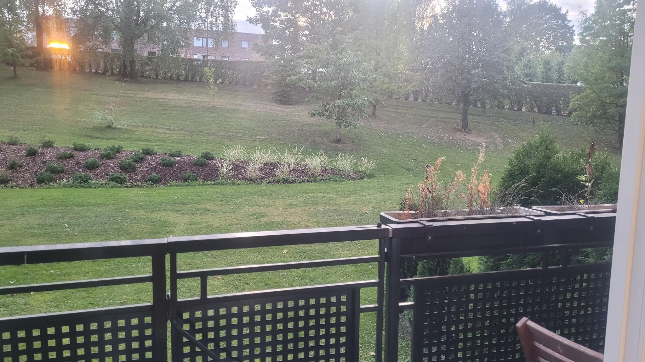 Badebakken busstopp kan såvidt skimtes over hekken.