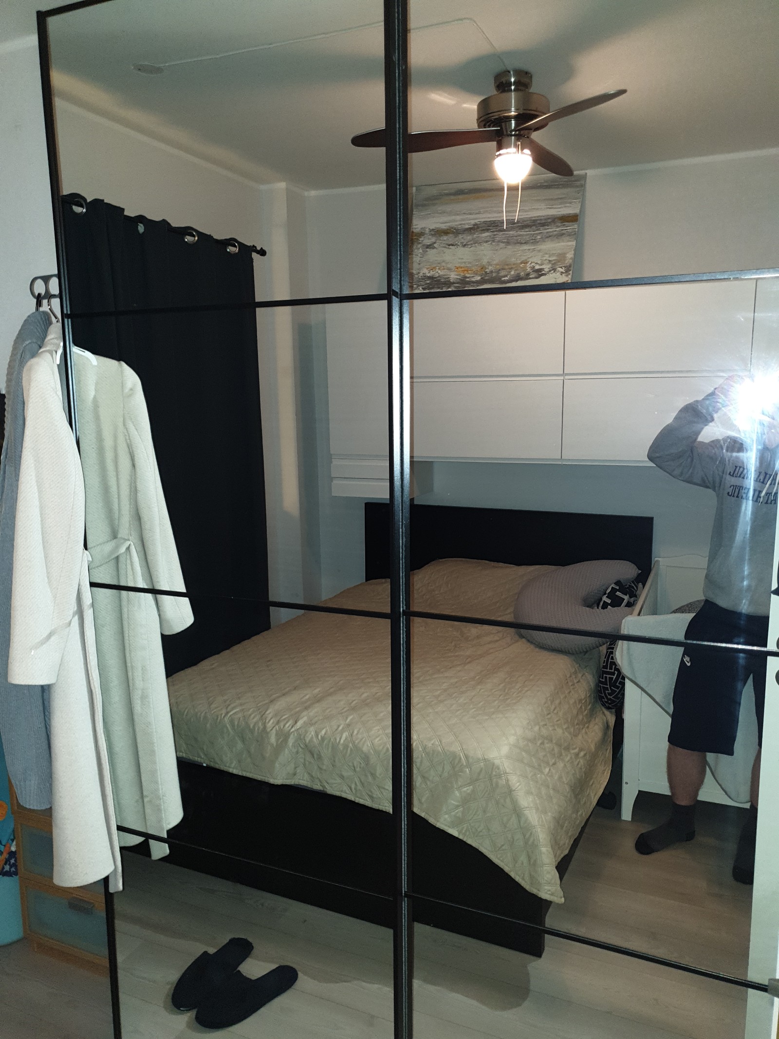 Stort speilskap med mange skuffer og god plass til å henge skjorter/kjoler etc.