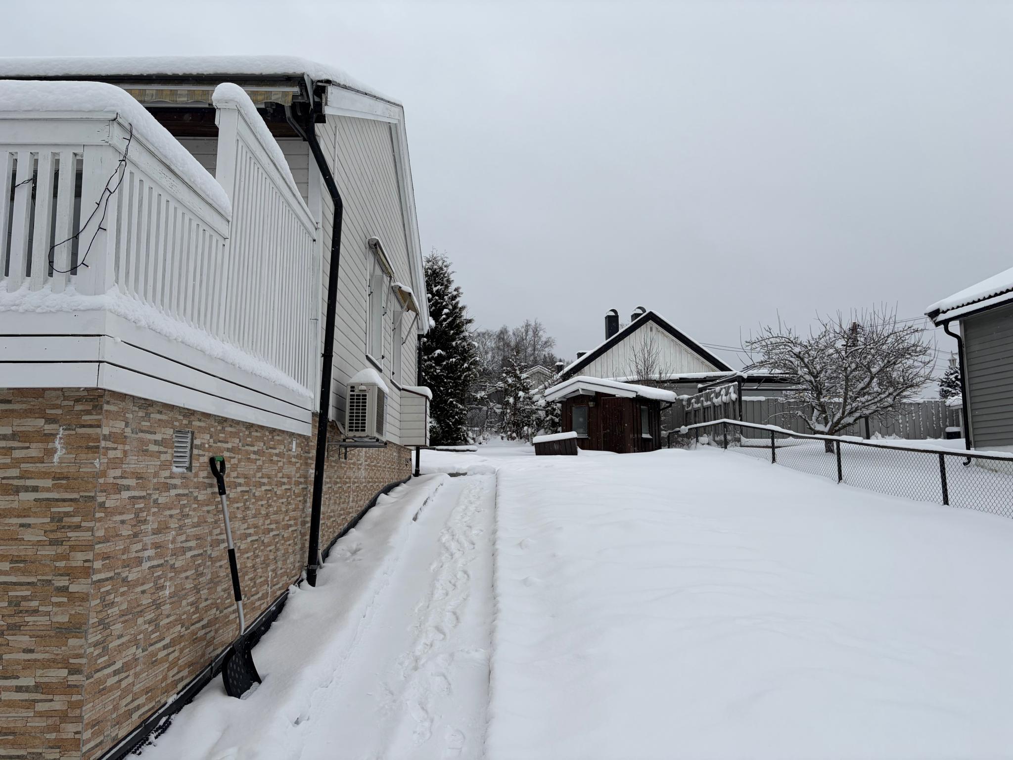Stor hage og lekehus for de minste