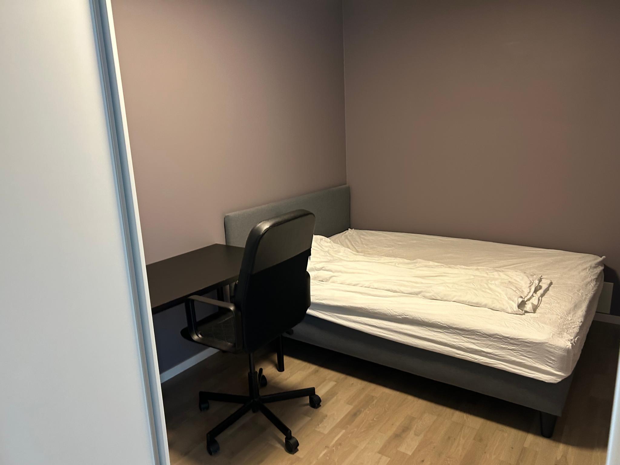 Romslig soverom med garderobeskap