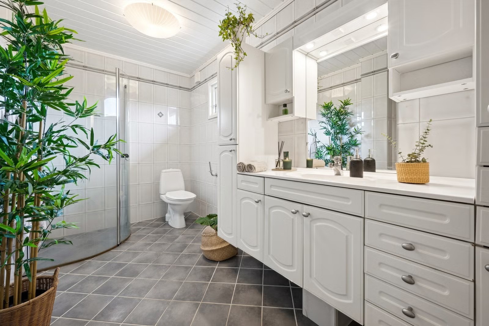 Bad. Installert nytt dusjkabinett