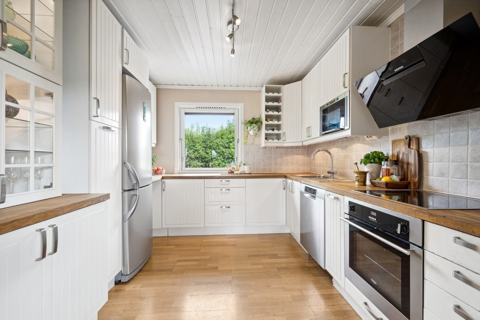 Kjøkken m/hvitevarer